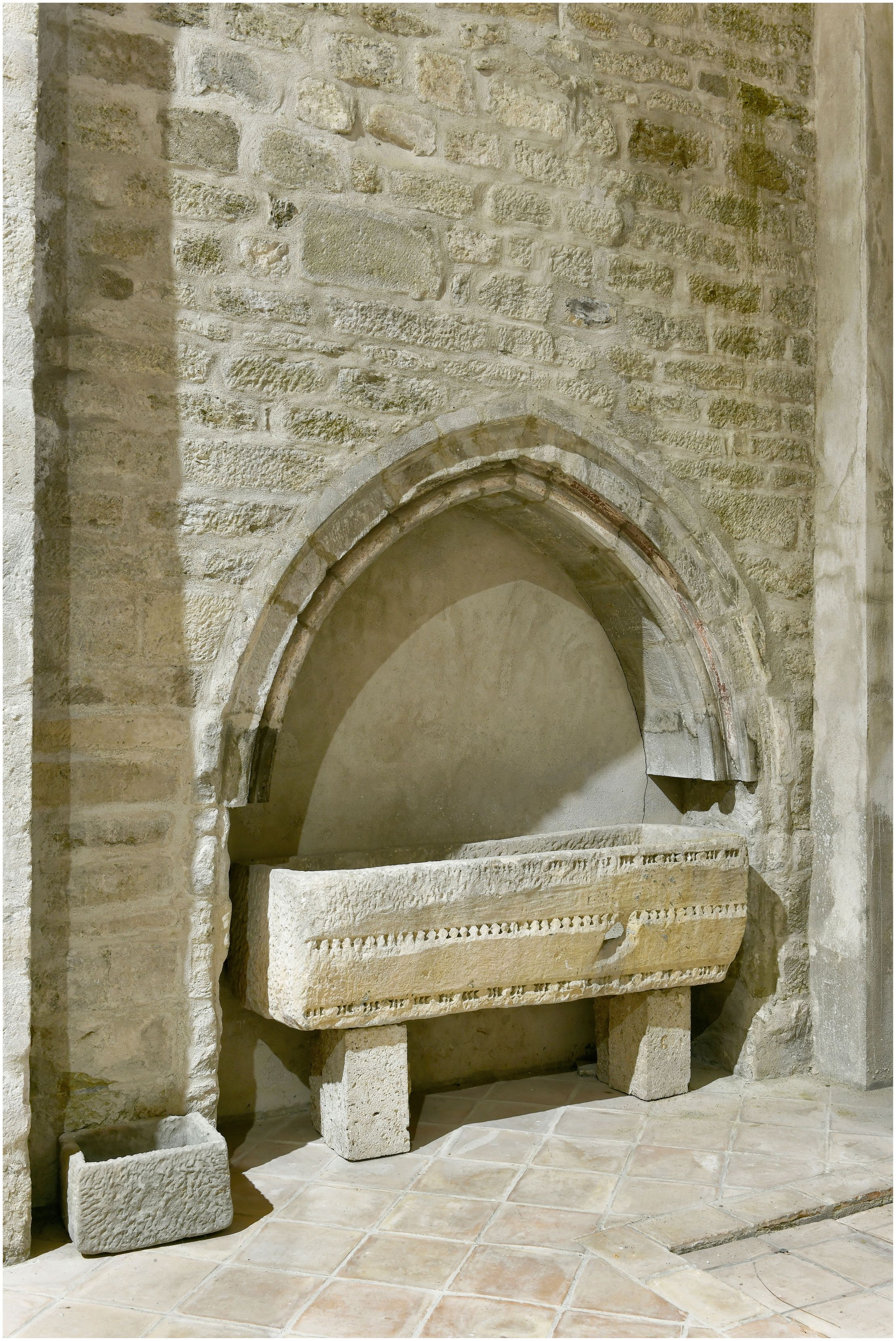 Côté nord chapelle Saint-Roch. Devant la porte des morts, sarcophage  trouvé dans la région d'Azillanet classé MH 1978.