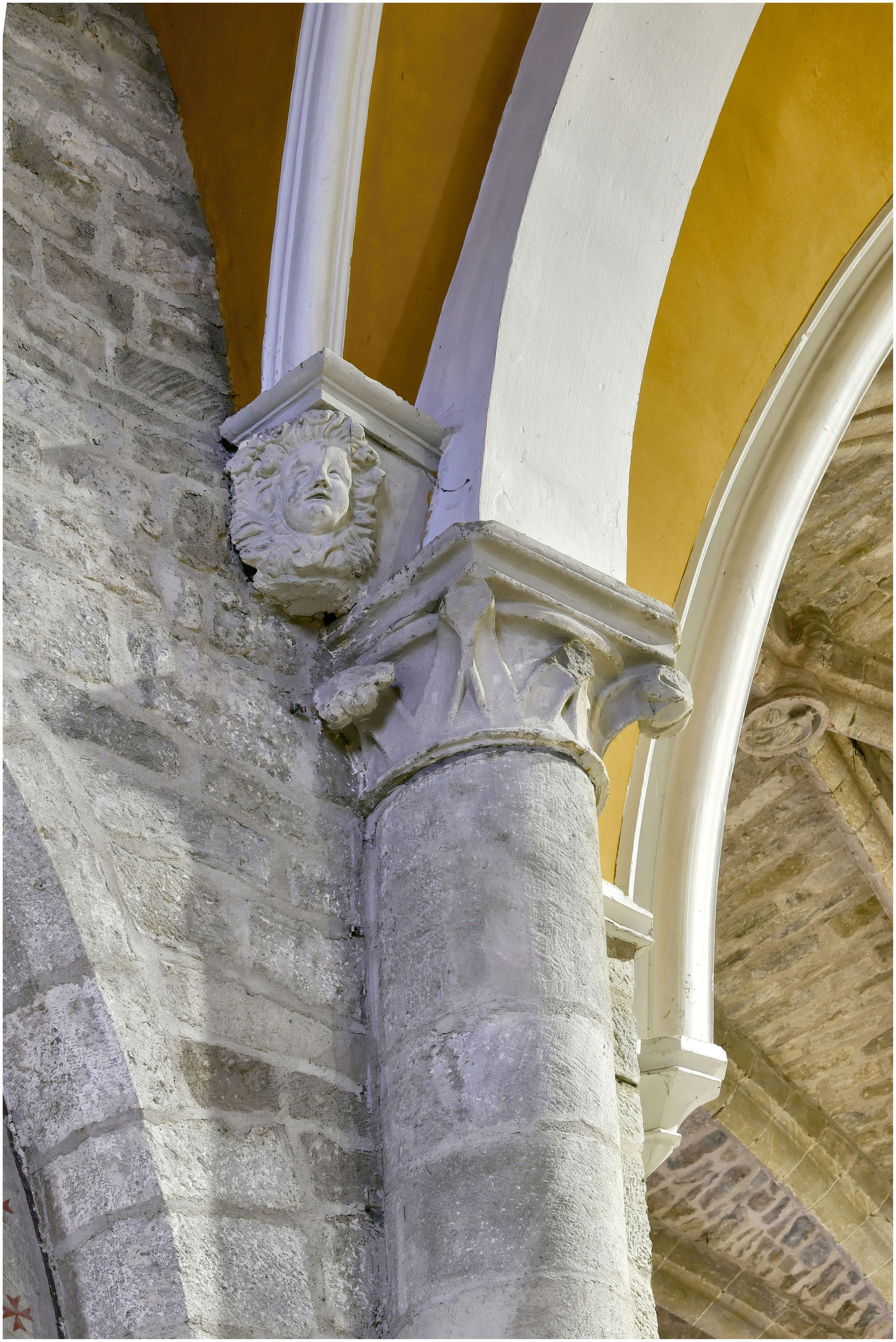 Côté nord chapelle Sainte-Anne. Culot sculpté.