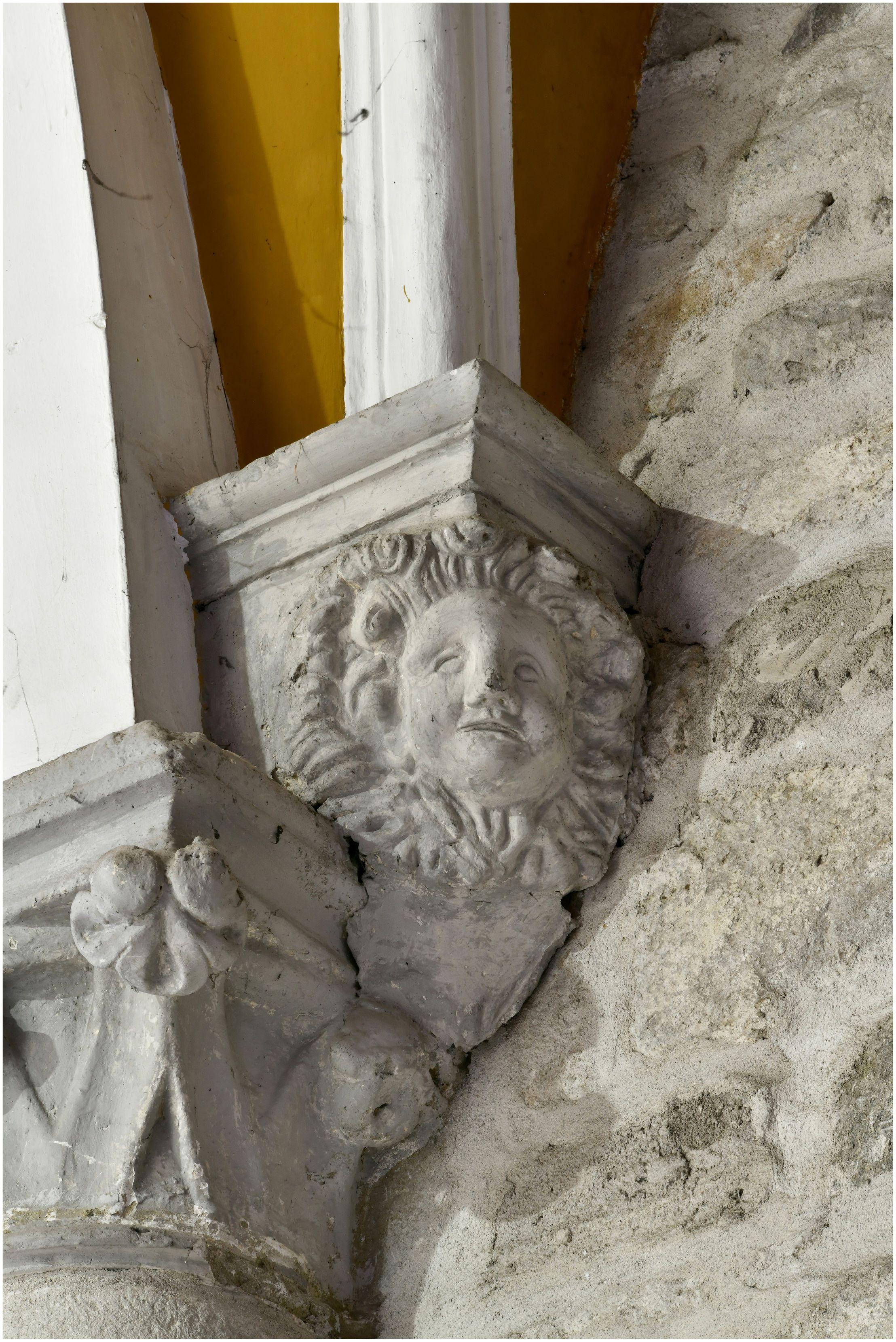 Côté sud chapelle de la Vierge. Chapiteau et culot sculpté.