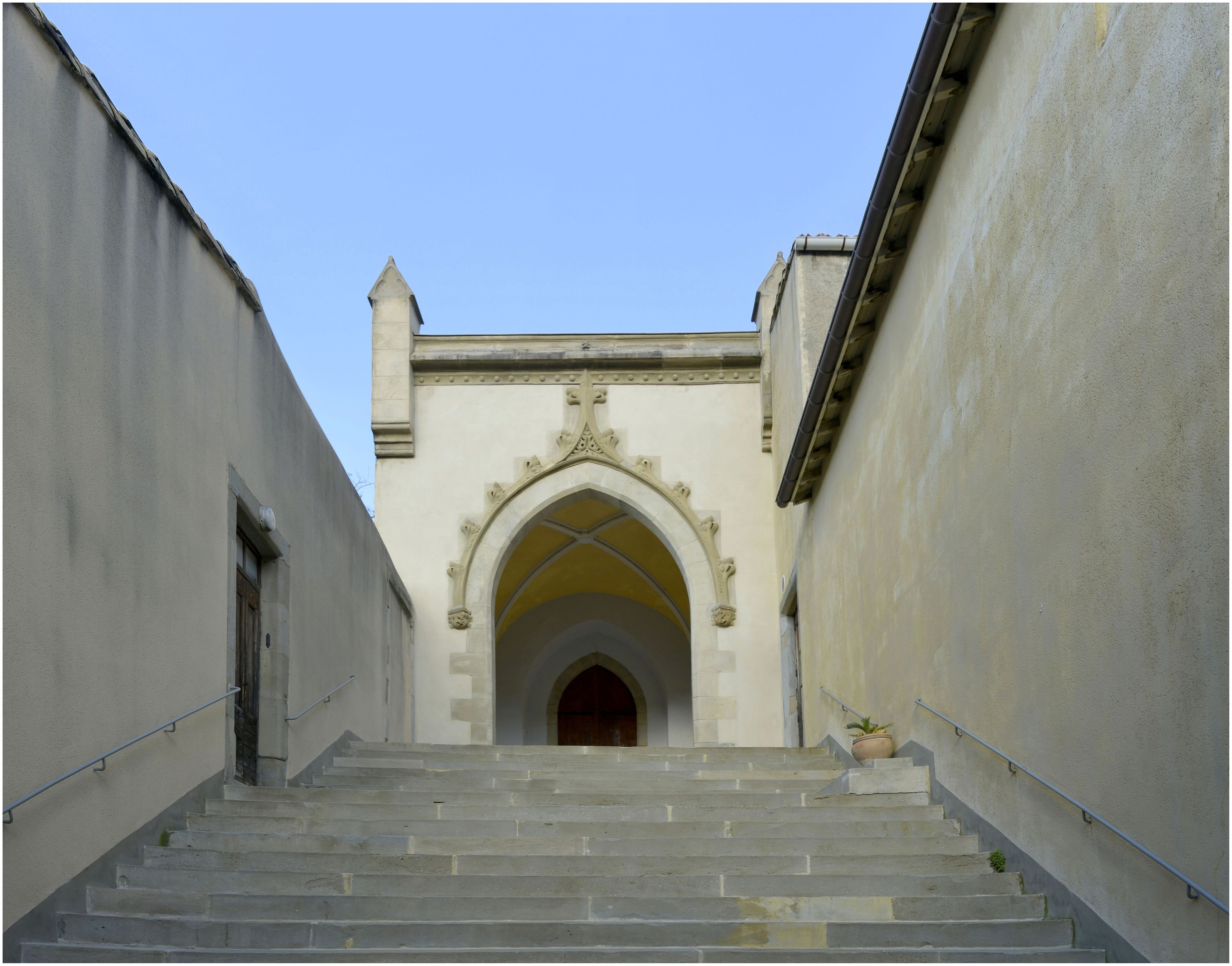 Portail sud, en haut d’un escalier montant depuis la rue de la Trivalle.