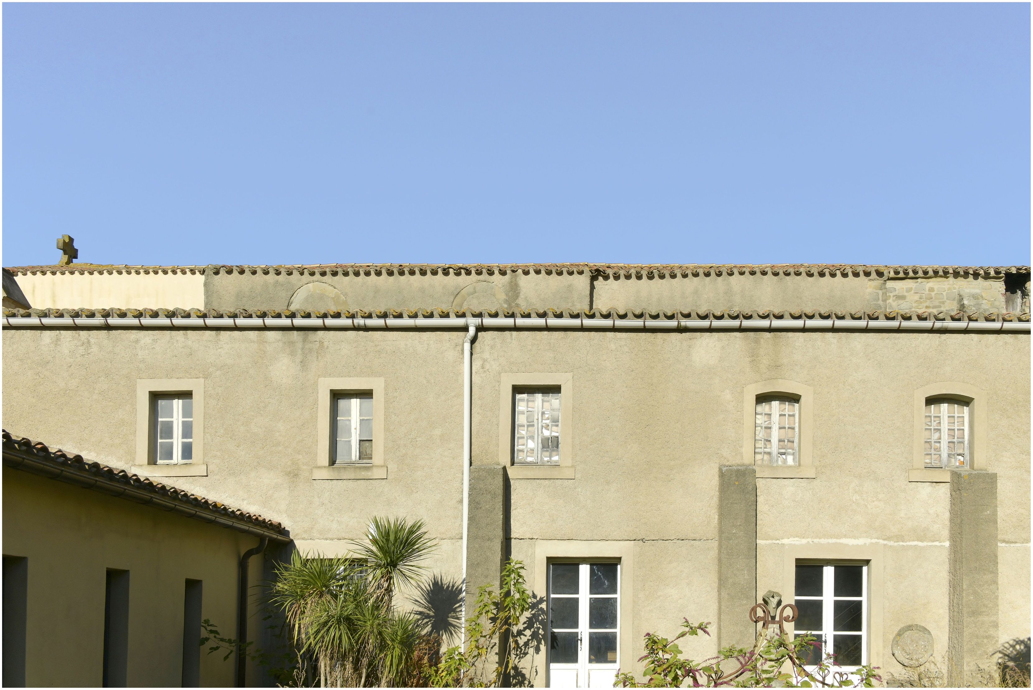 Notre-Dame de l’Abbaye : façade sud. Bâtiment accolé à la chapelle.