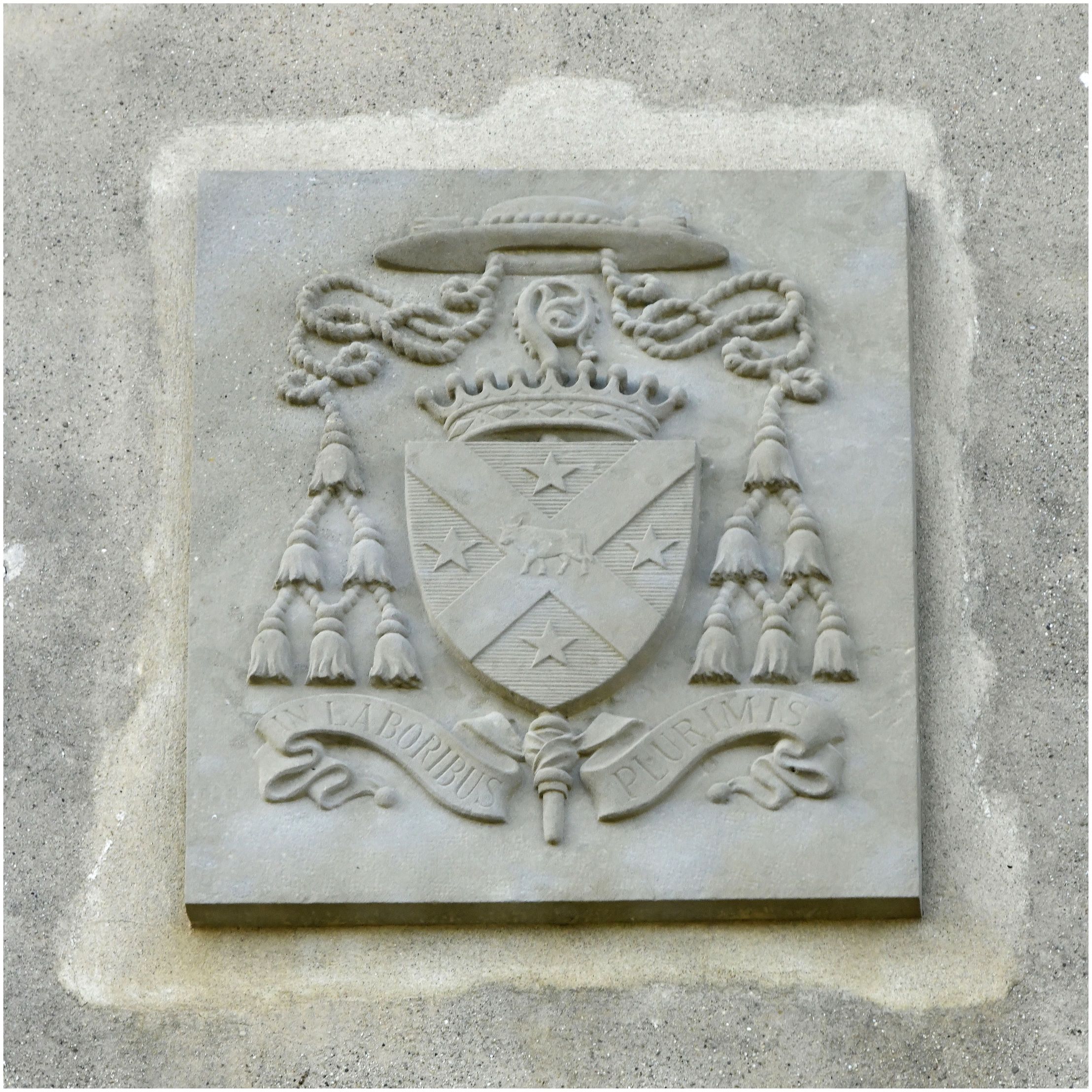 Notre-Dame de l’Abbaye : façade est. Blason de l’évêque.