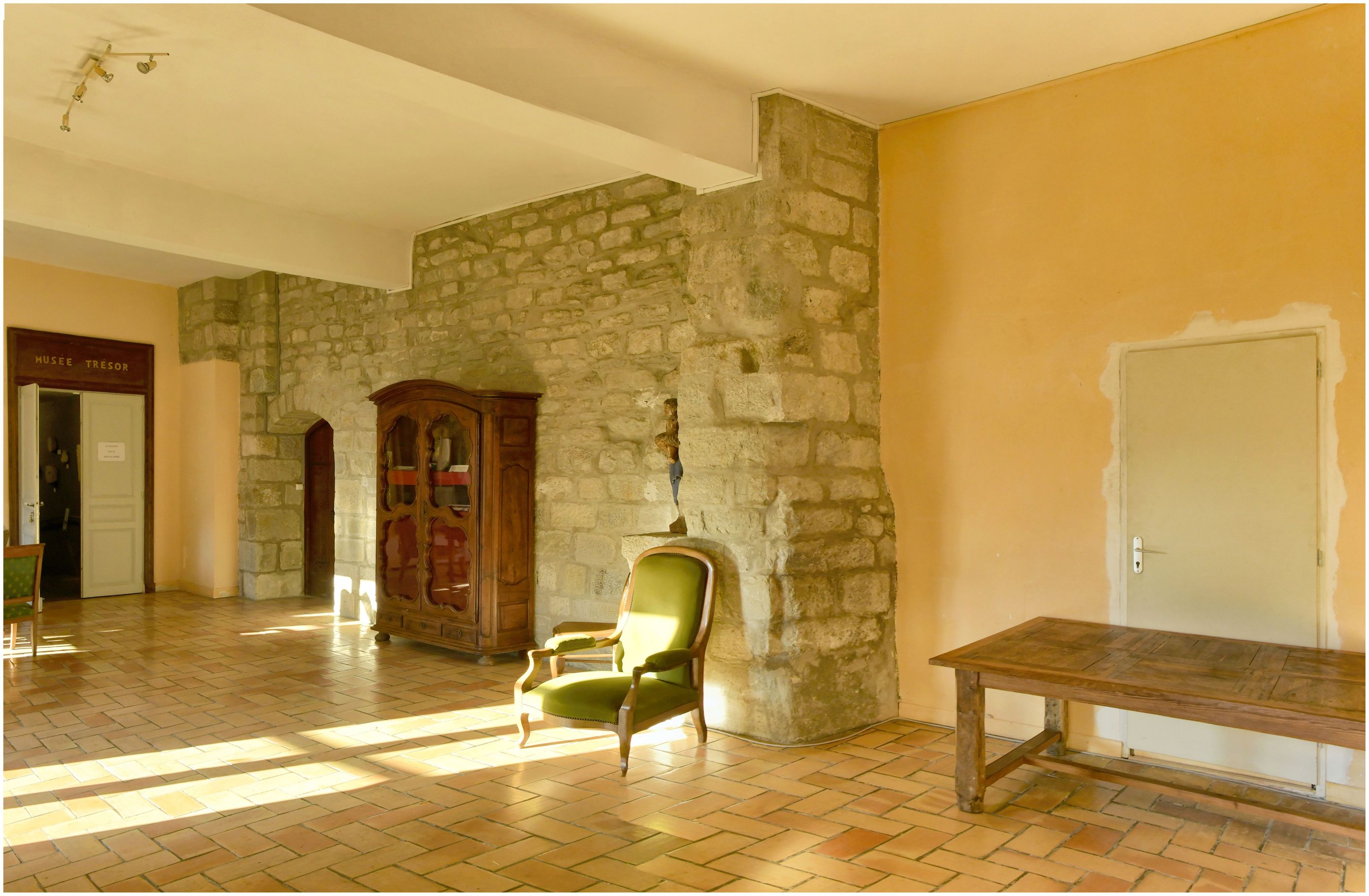 Accès à la chapelle depuis les bâtiments claustraux. L’entrée de la chapelle se trouve à gauche de l’armoire.