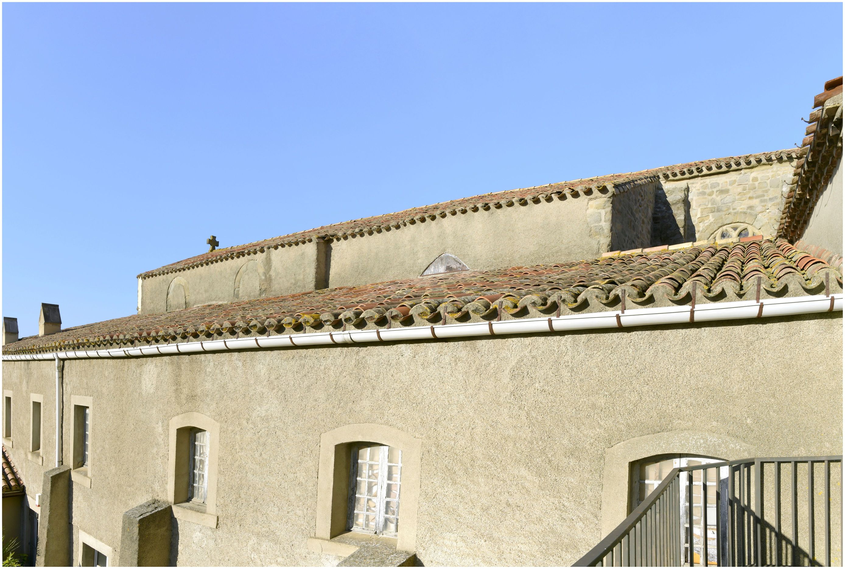 Façade sud. Bâtiment accolé rajouté au XVIIIe contre le mur sud de la chapelle.