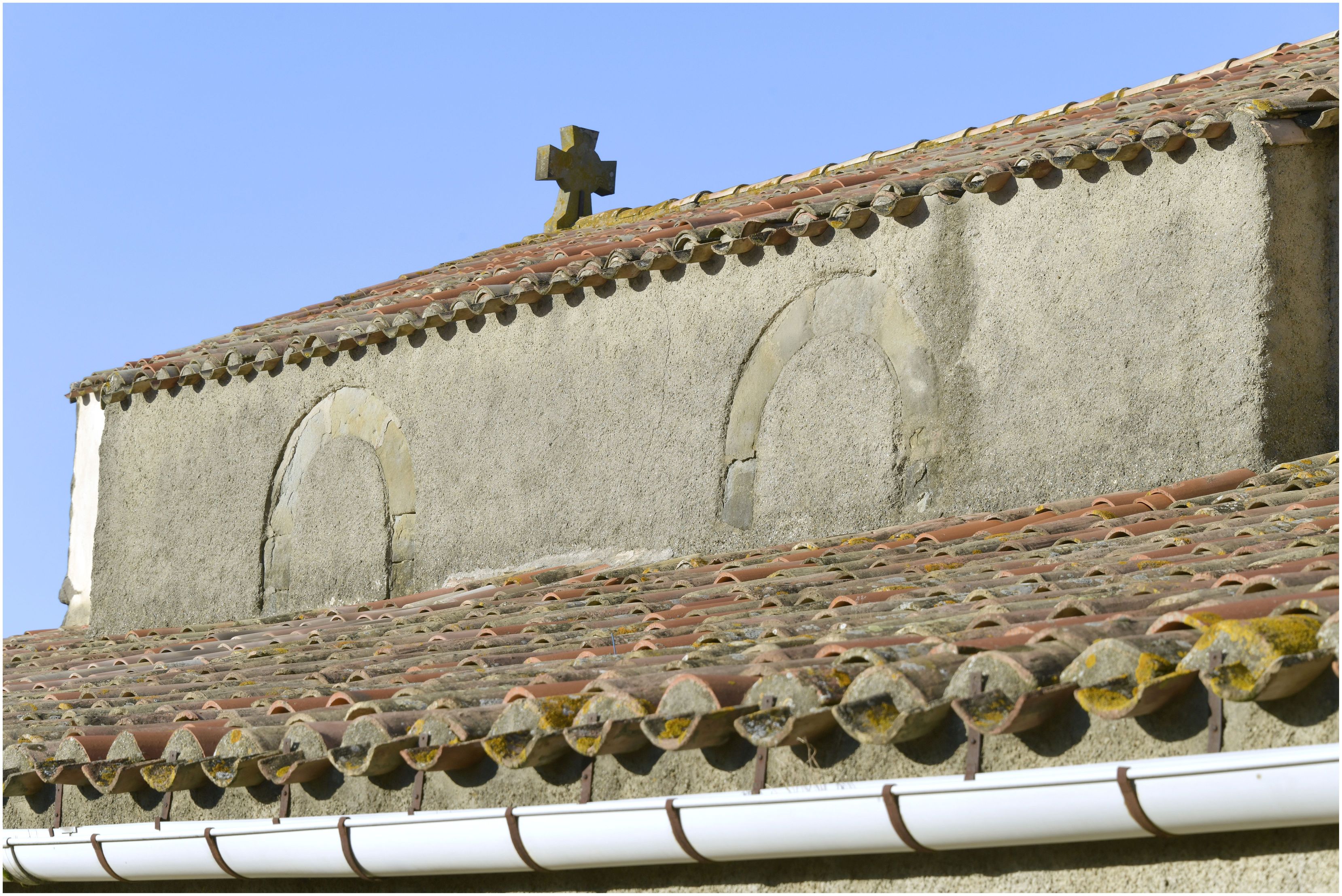 Façade sud. Parties hautes du mur sud de la chapelle.