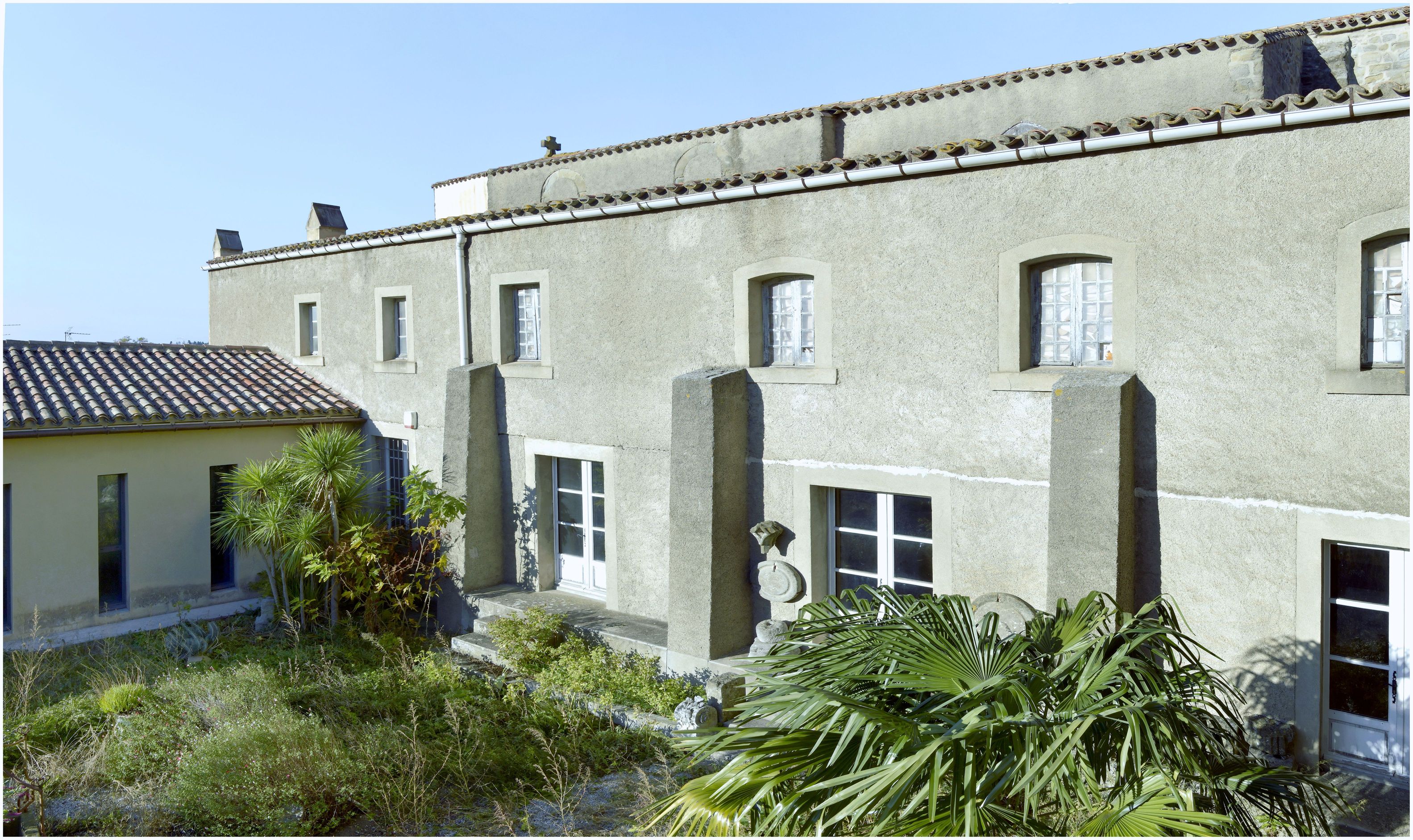 Façade sud. Bâtiment accolé rajouté au XVIIIe contre le mur sud de la chapelle.