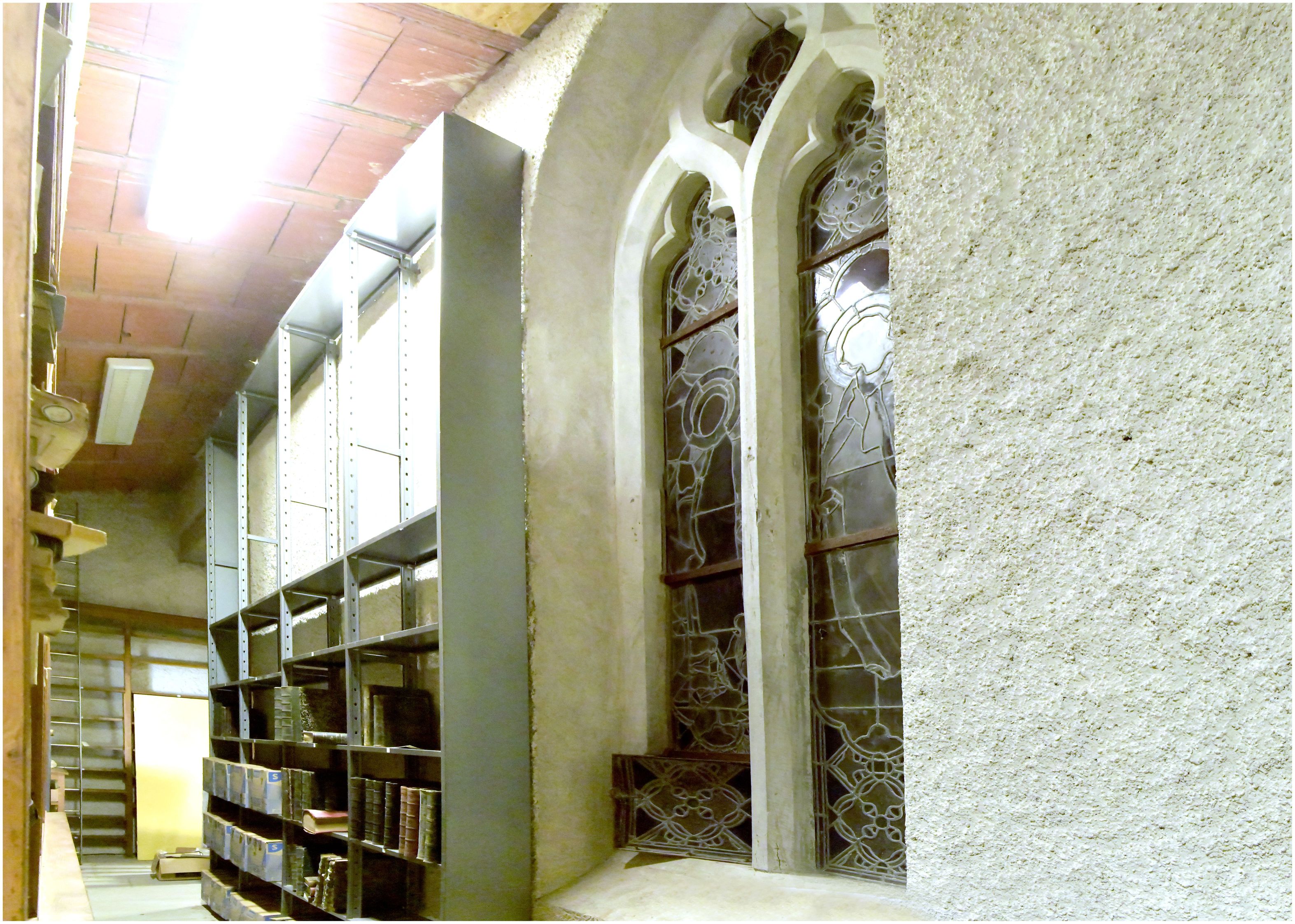 Bâtiment accolé au mur sud de la chapelle, ancienne bibliothèque du séminaire de Carcassonne. Vitrail du mur sud de la chapelle.