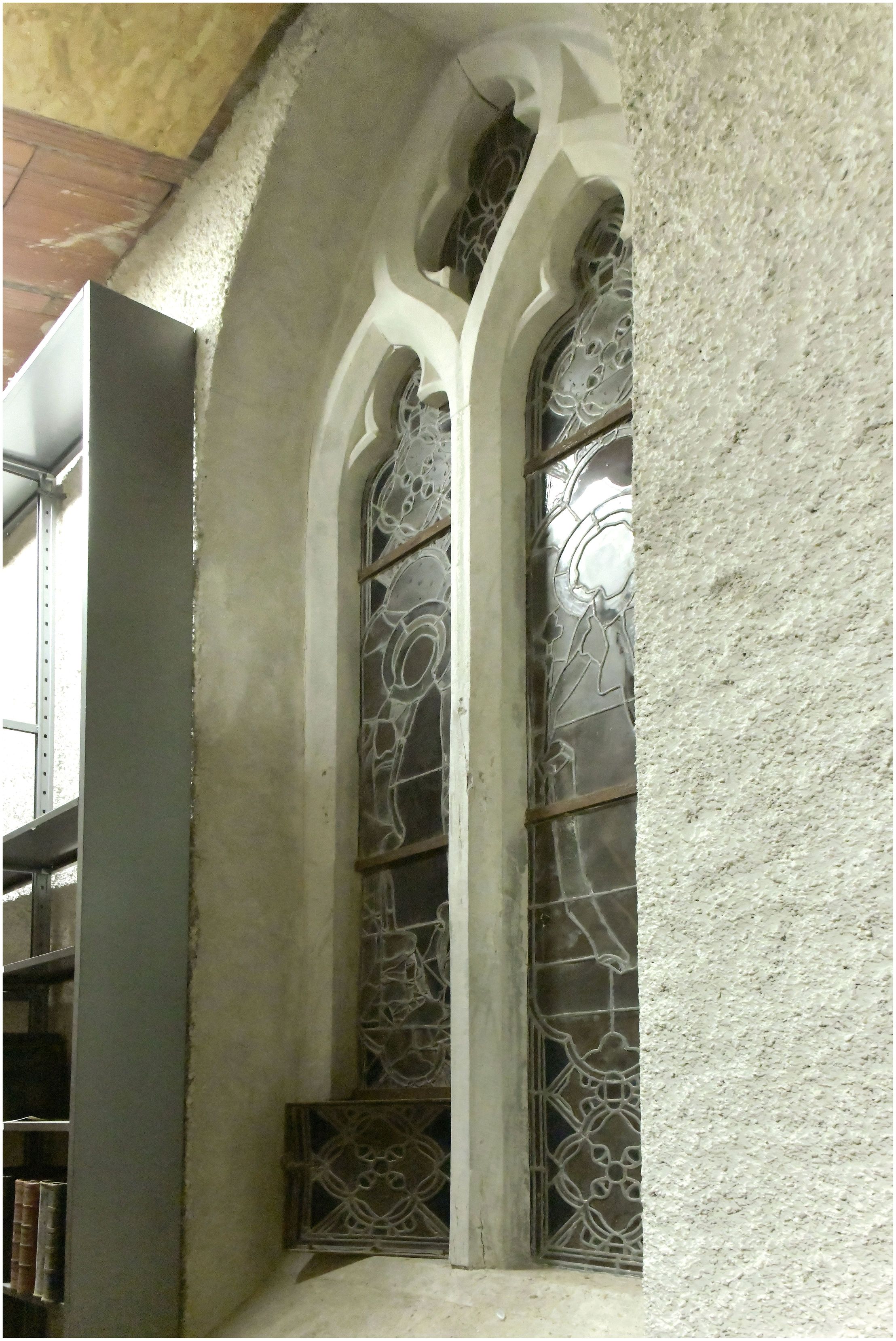 Bâtiment accolé au mur sud de la chapelle, ancienne bibliothèque du séminaire de Carcassonne. Vitrail du mur sud de la chapelle.