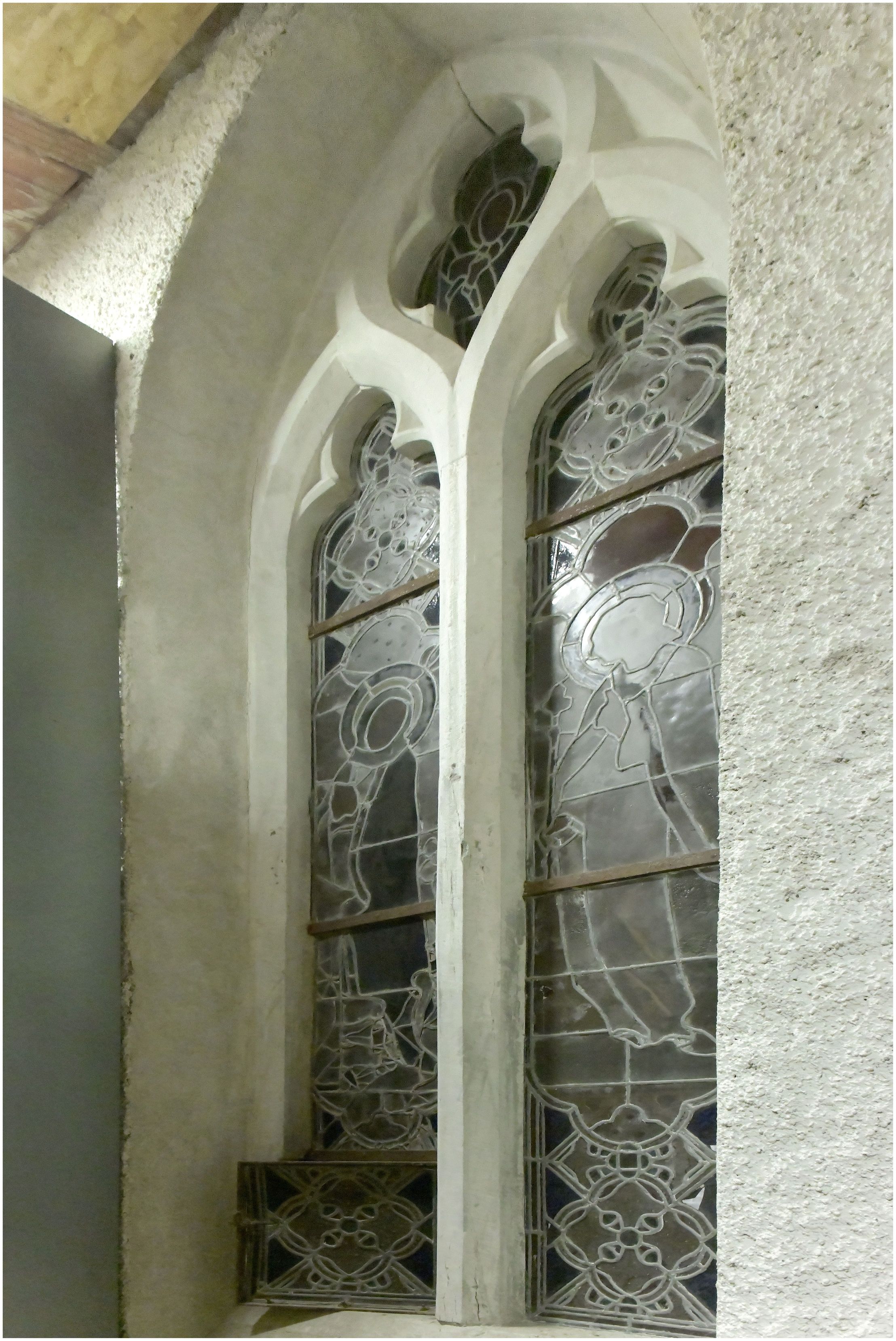 Bâtiment accolé au mur sud de la chapelle, ancienne bibliothèque du séminaire de Carcassonne. Vitrail du mur sud de la chapelle.