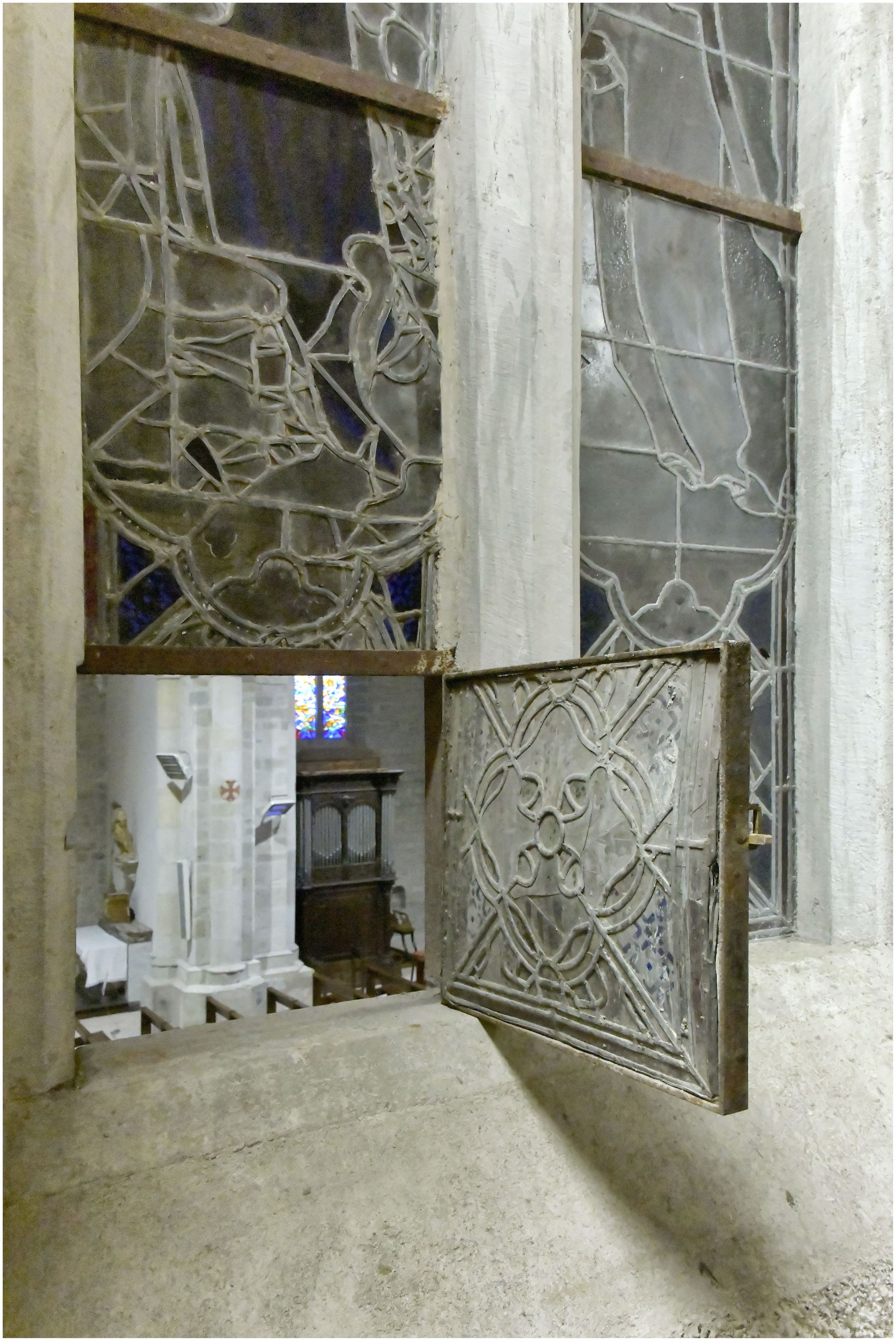 Bâtiment accolé au mur sud de la chapelle, ancienne bibliothèque du séminaire de Carcassonne. Vitrail du mur sud de la chapelle.