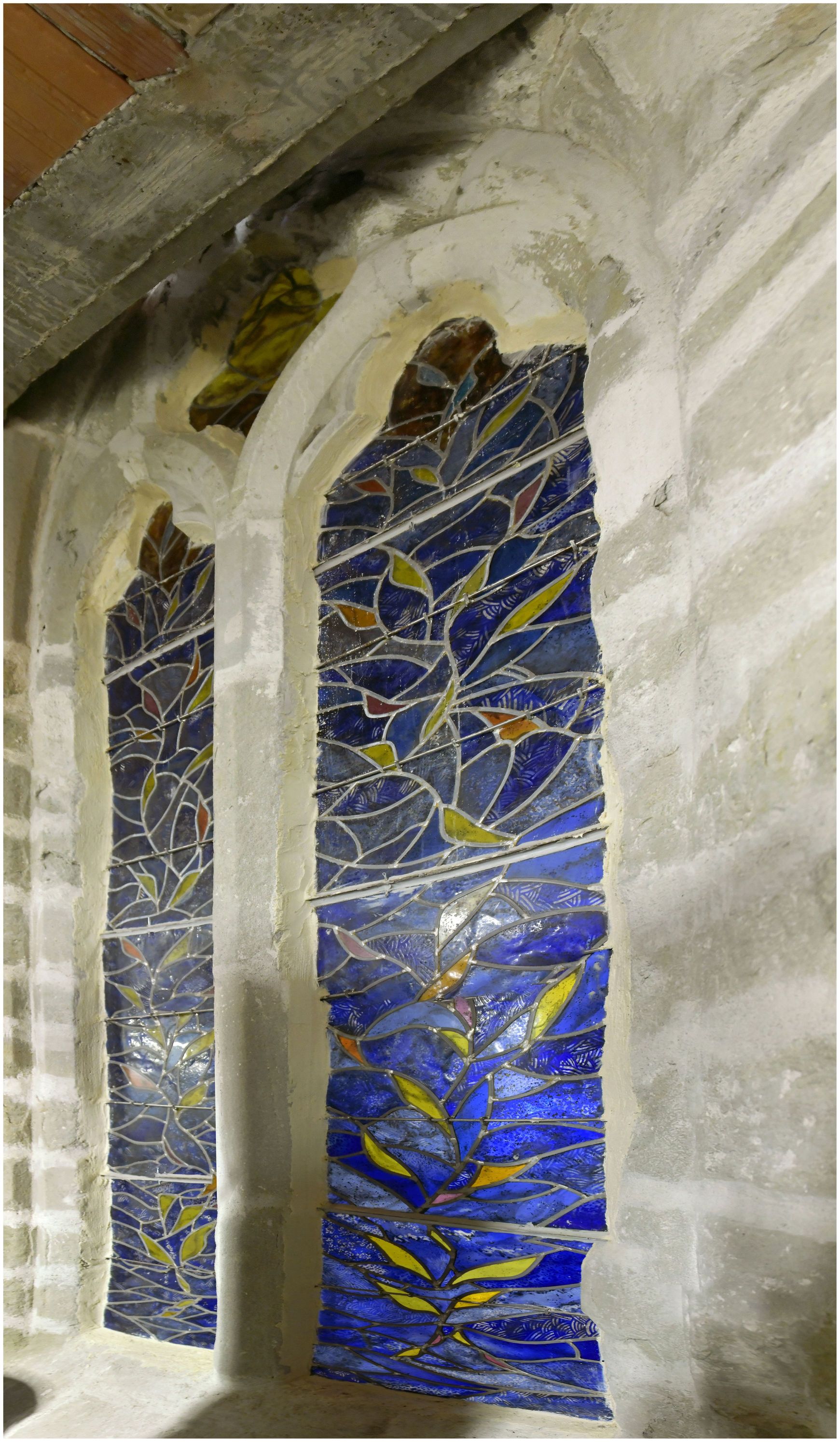 Bâtiment accolé au mur sud de la chapelle, ancienne bibliothèque du séminaire de Carcassonne. Vitrail du mur sud de la chapelle.