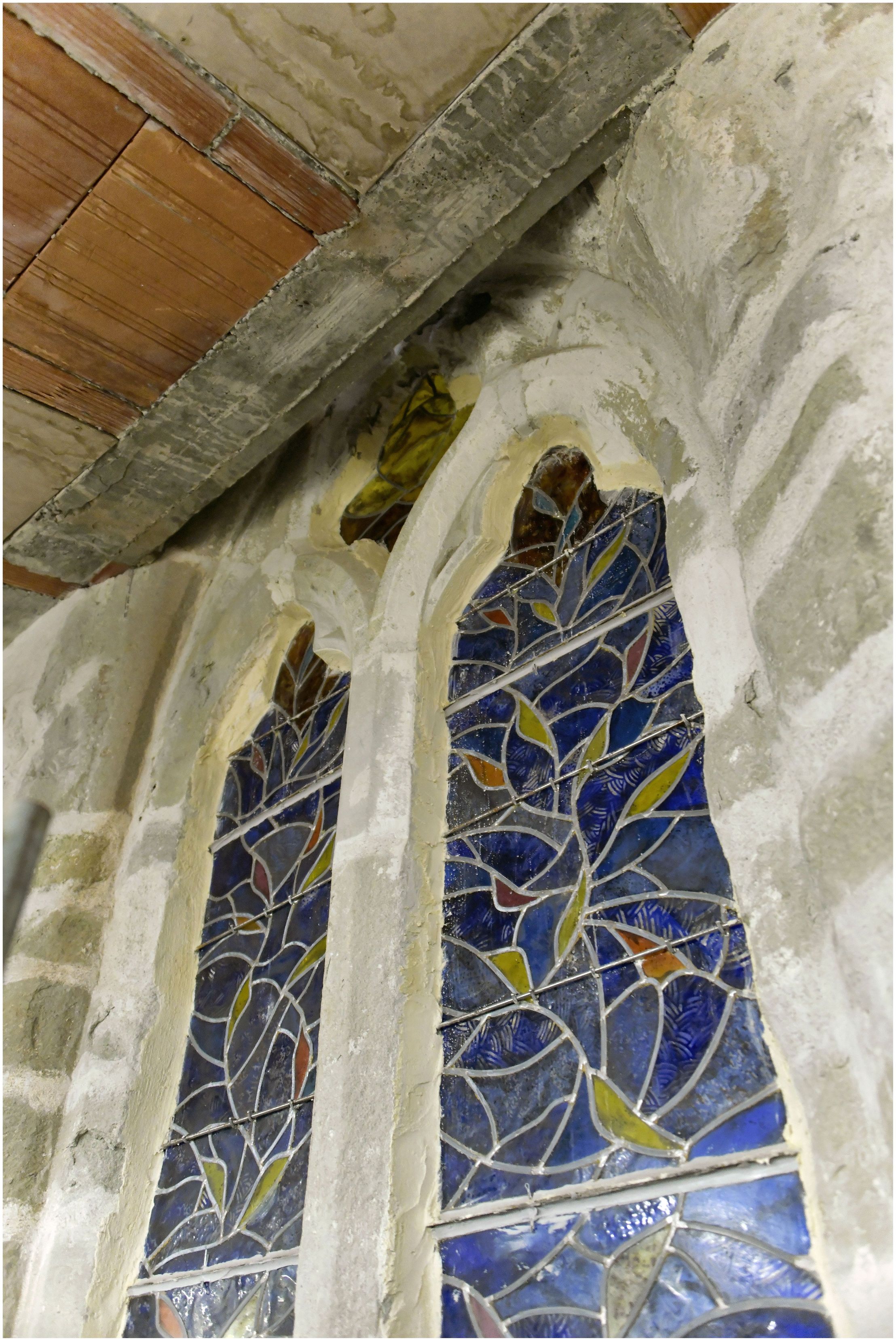 Bâtiment accolé au mur sud de la chapelle, ancienne bibliothèque du séminaire de Carcassonne. Vitrail du mur sud de la chapelle.