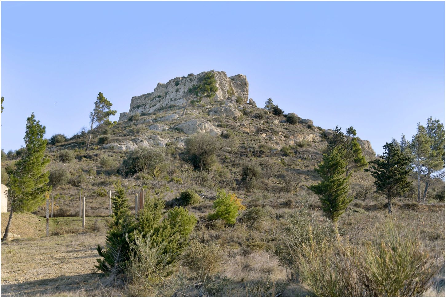 Montée au château par l’ouest, depuis le village (chemin du château).
