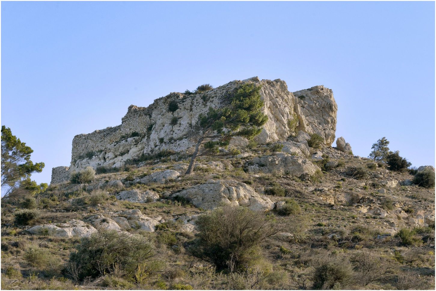 Montée au château par l’ouest, depuis le village (chemin du château).