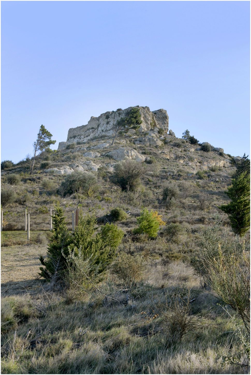 Montée au château par l’ouest, depuis le village (chemin du château).