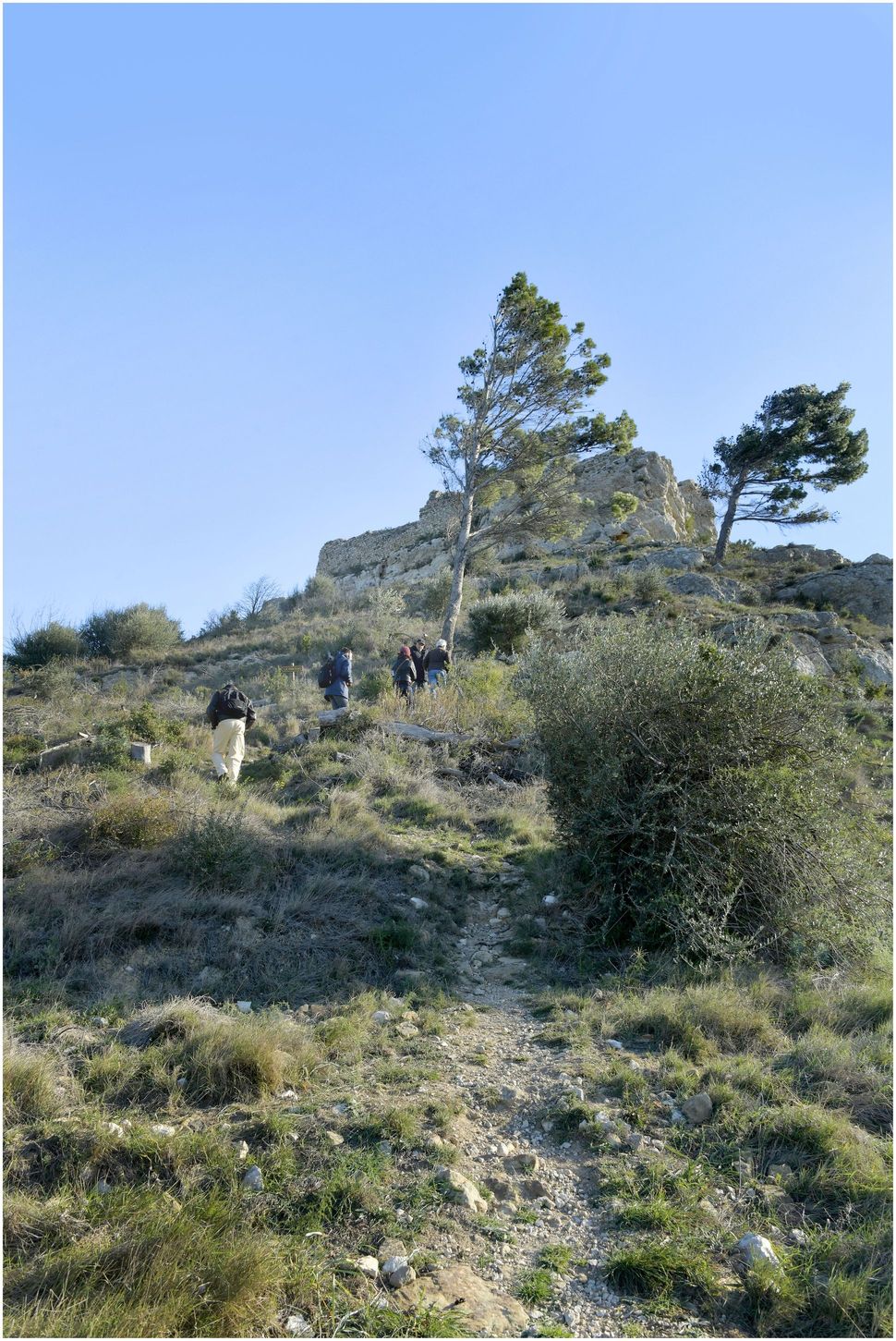 Montée au château par l’ouest, depuis le village (chemin du château).