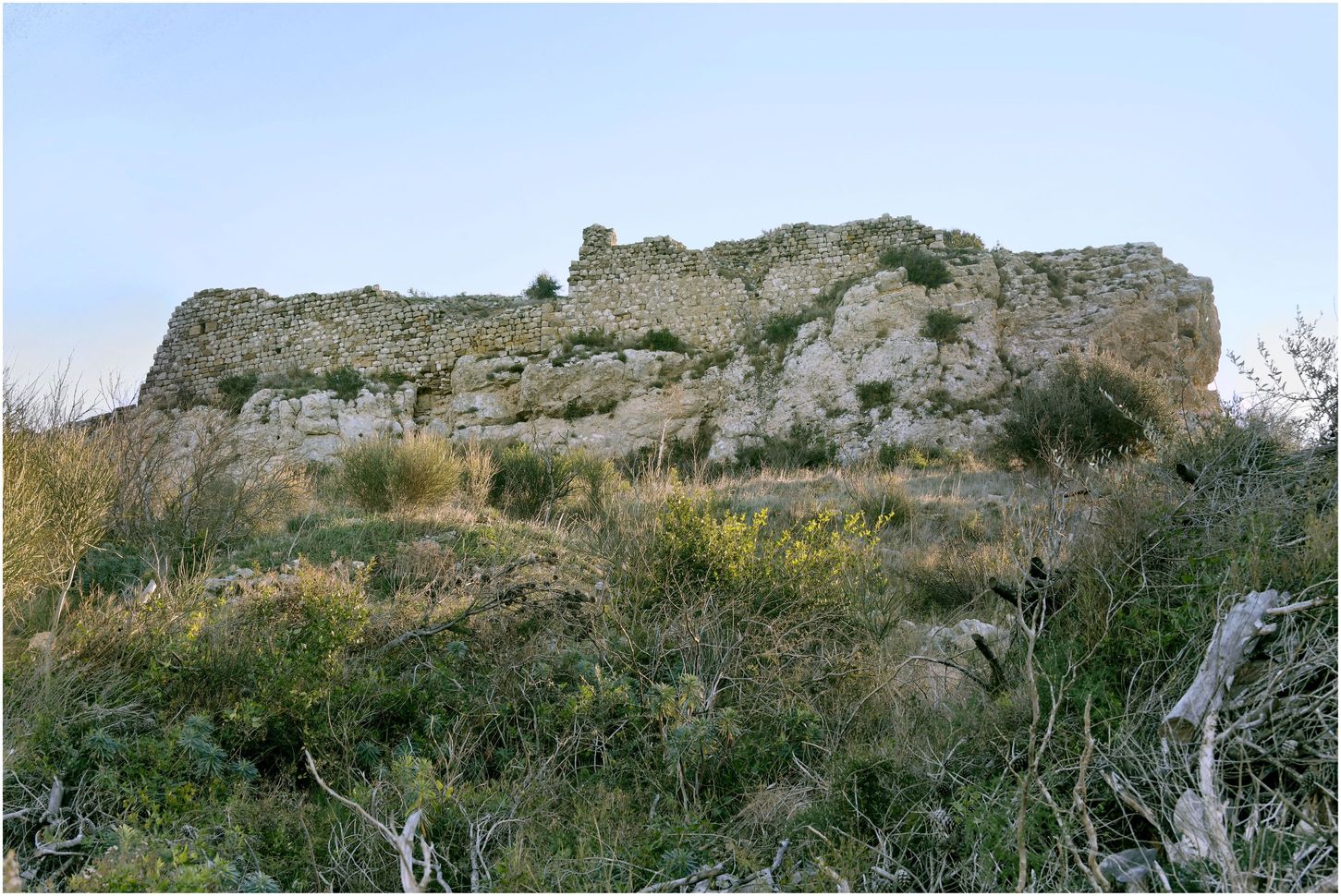 Vue vers l’ouest : le village de Montséret.