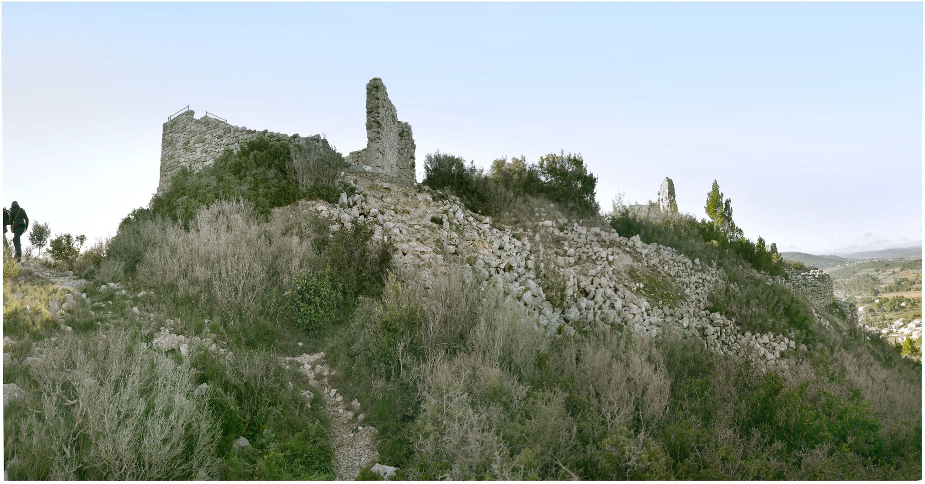 Face nord-est. Montée vers le donjon.