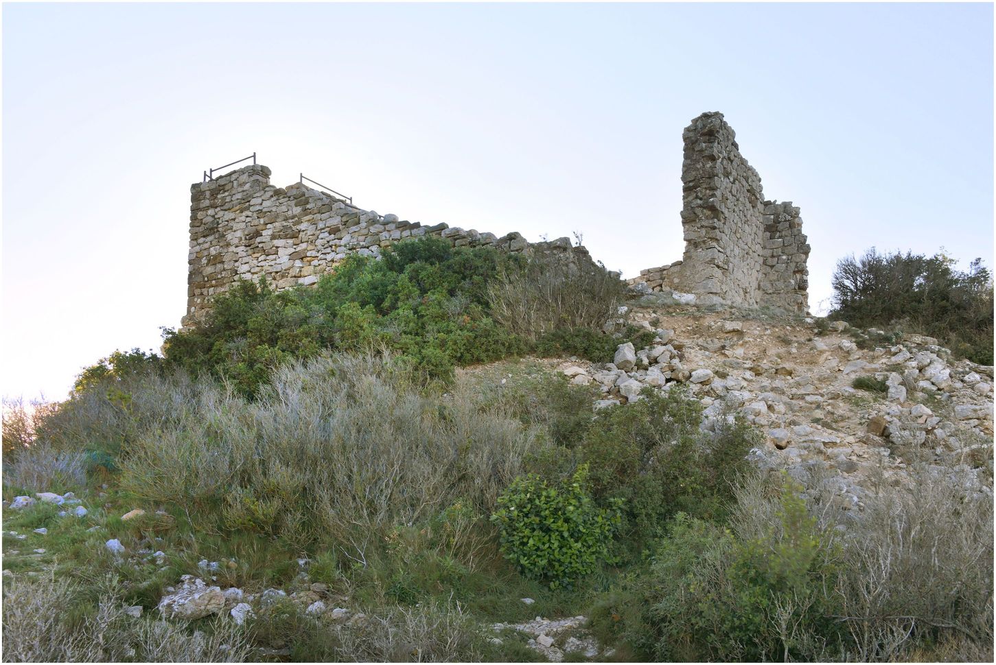 Face nord-est. Montée vers le donjon.