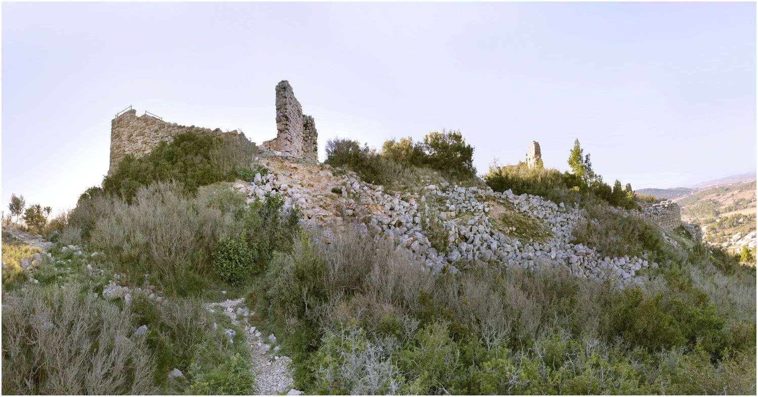 Face nord-est. Montée vers le donjon.
