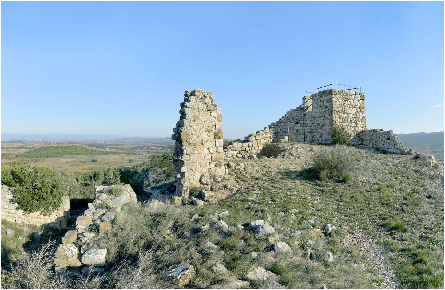 Partie sommitale du château. Tour de guet et vestiges du donjon.