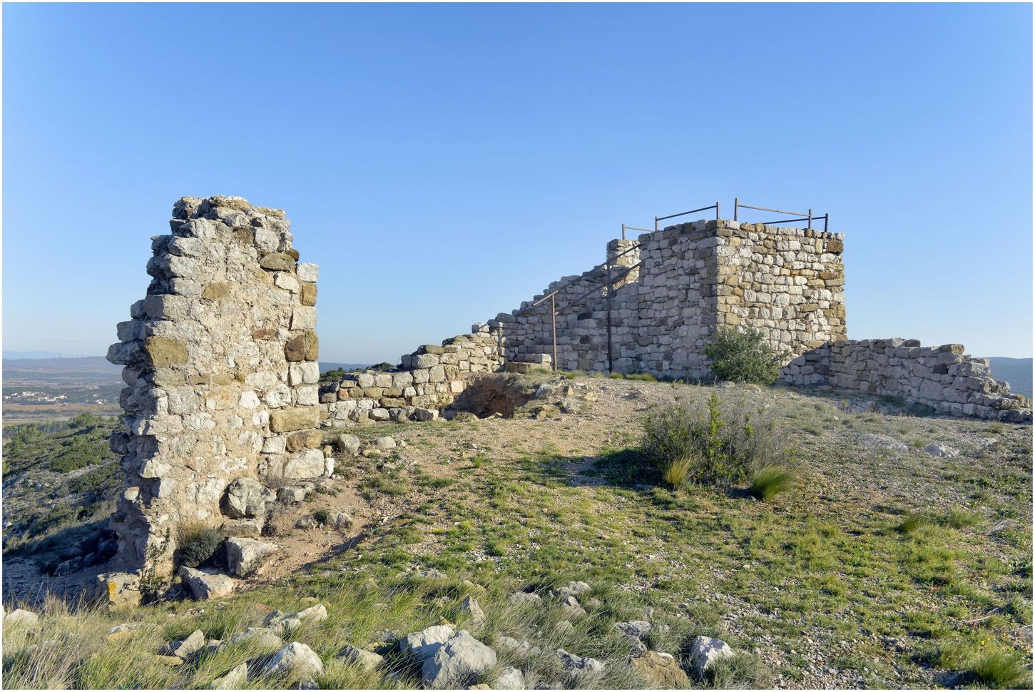 La plateforme du château proprement dit. Tour de guet et vestiges du donjon.