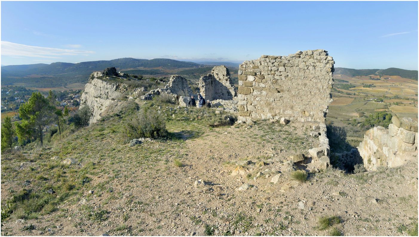 La plateforme du château proprement dit. Vestiges du donjon, vus depuis la tour de guet.
