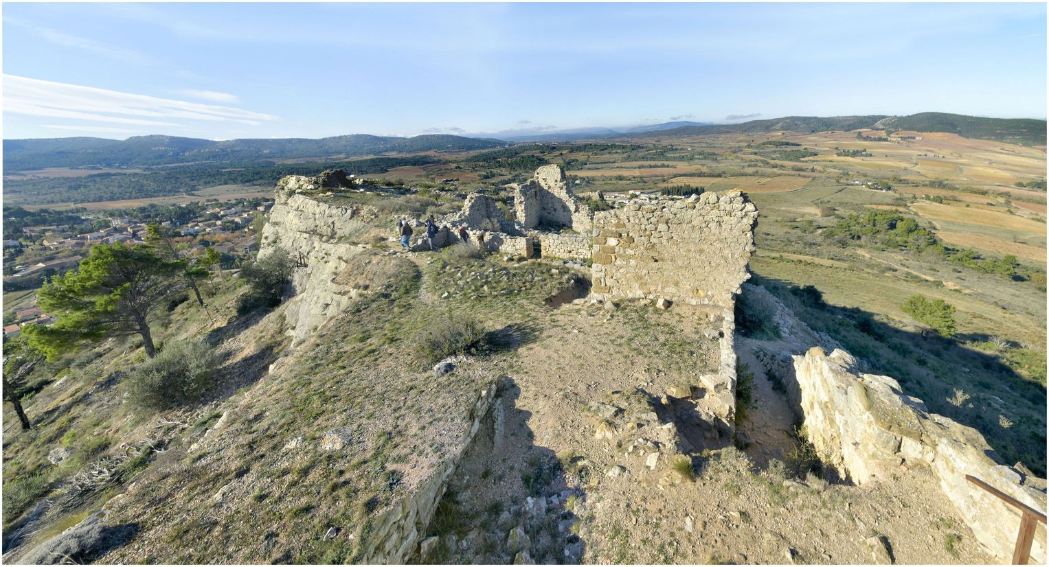 La plateforme du château proprement dit. Vestiges du donjon, vus depuis la tour de guet.