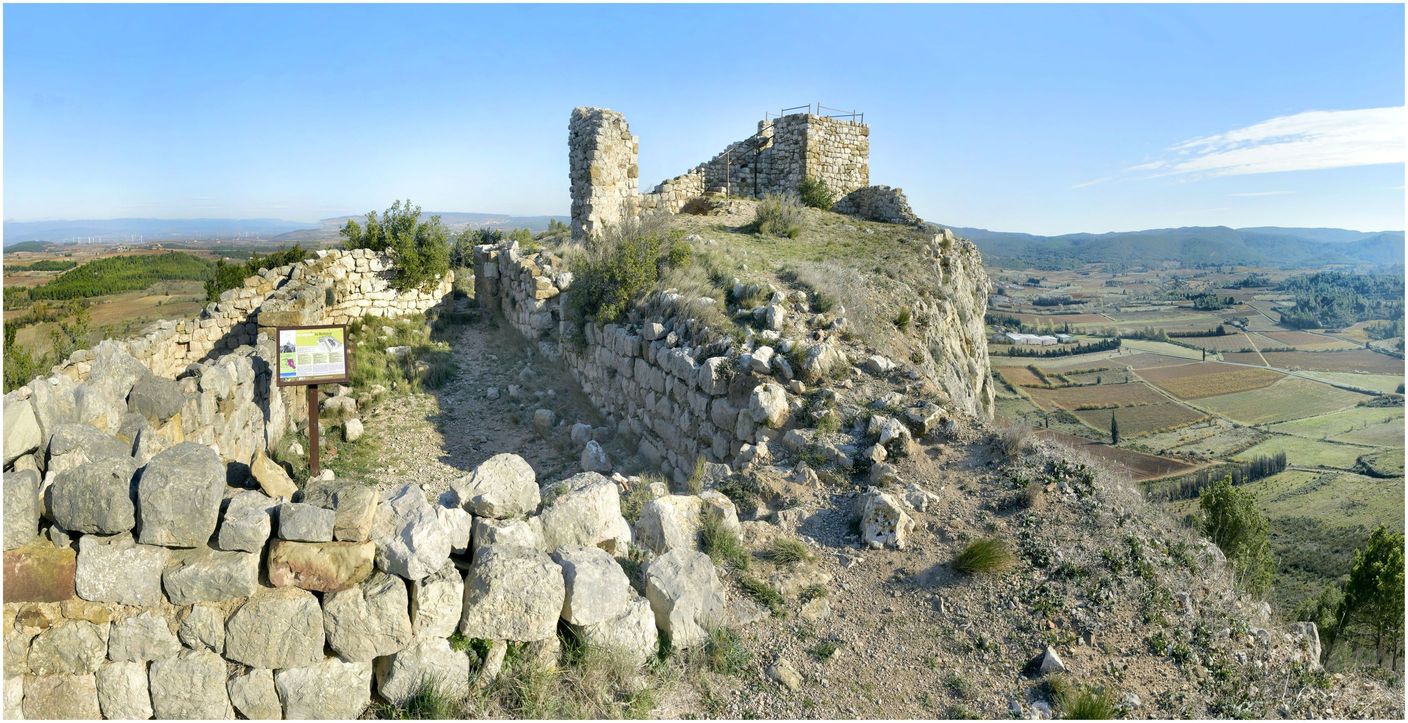 La plateforme du château proprement dit. Vestiges du donjon et tour de guet à l’arrière-plan.