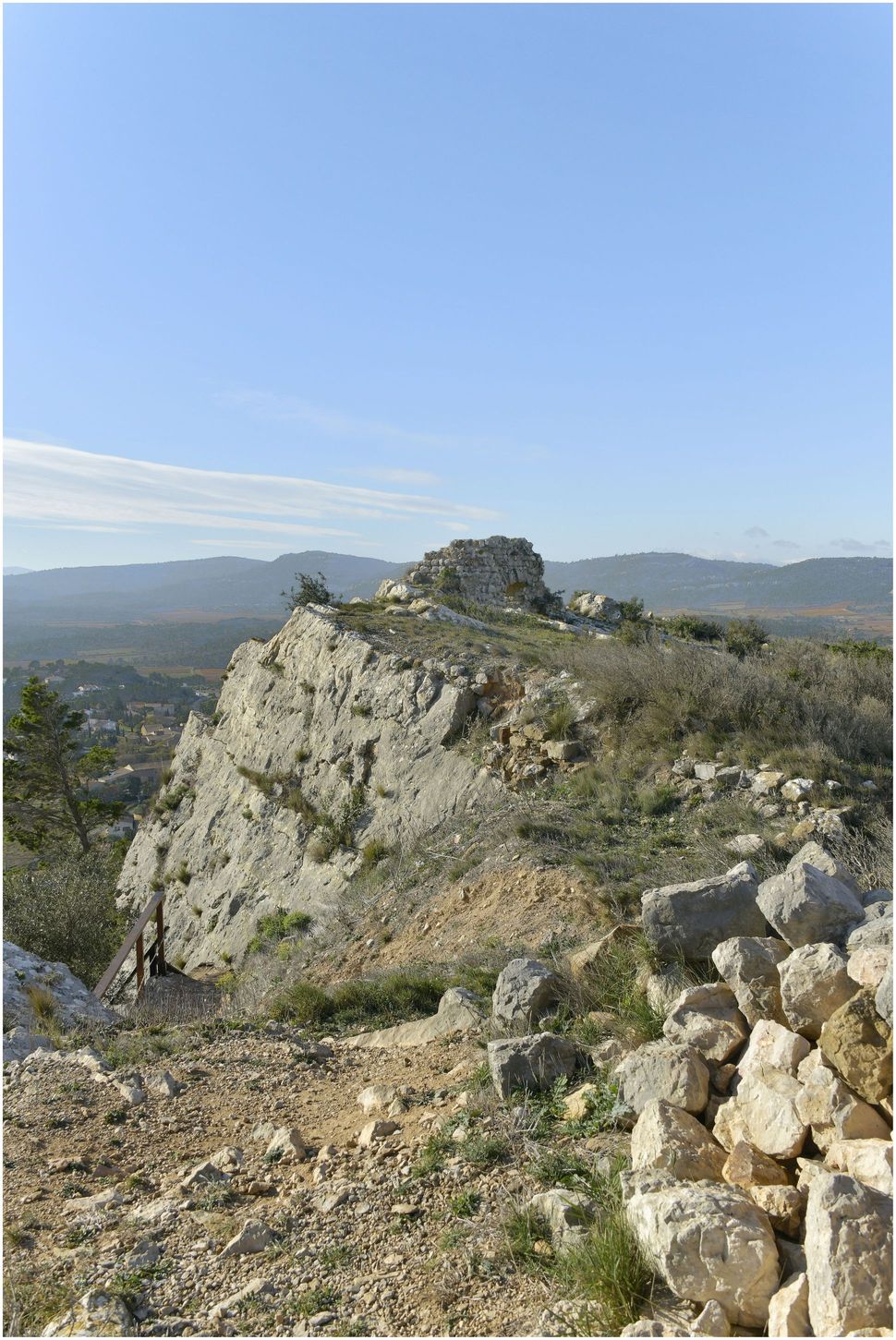 La plateforme du château proprement dit. Vue vers l’ouest et vers la grande porte.