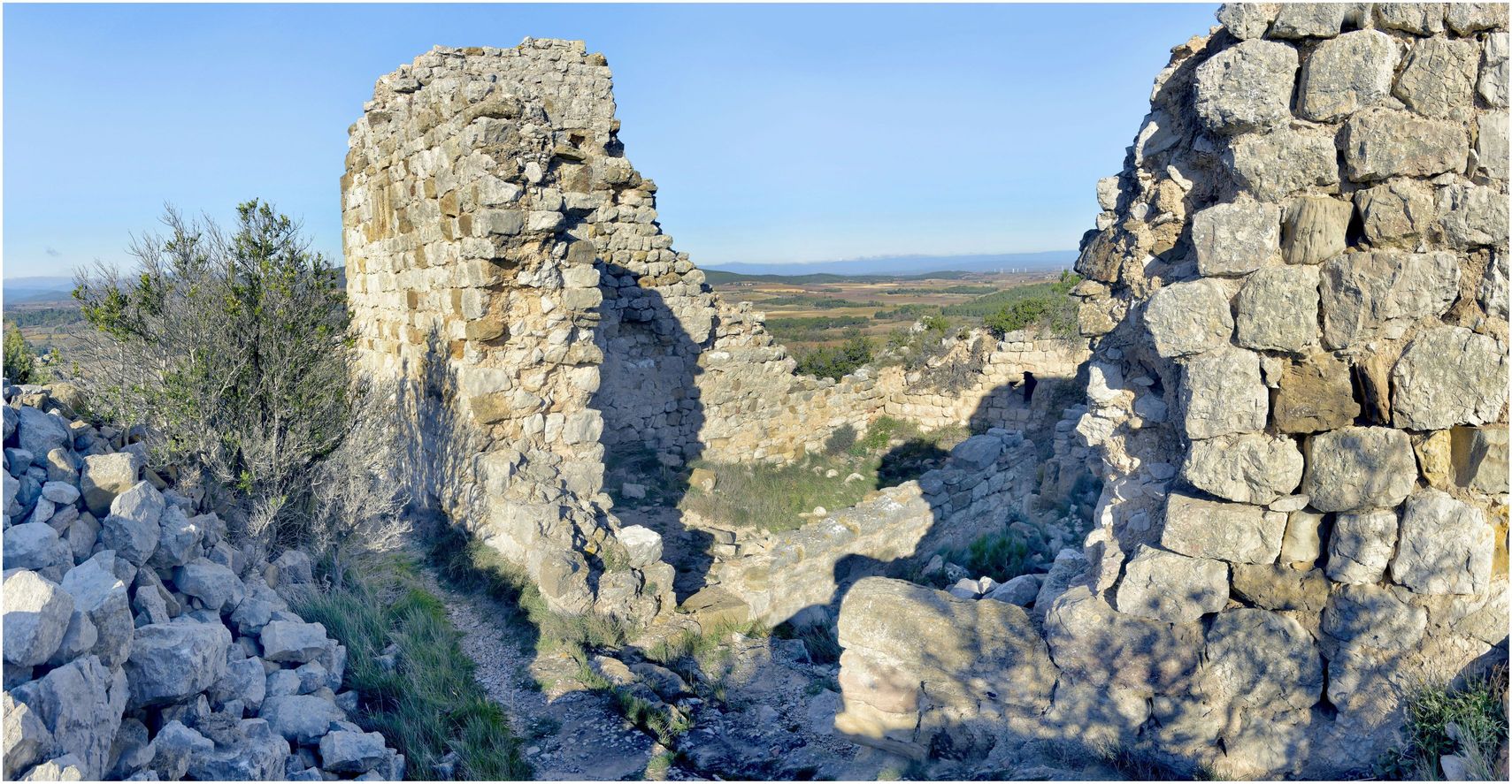 La plateforme du château proprement dit. Vestiges du donjon.