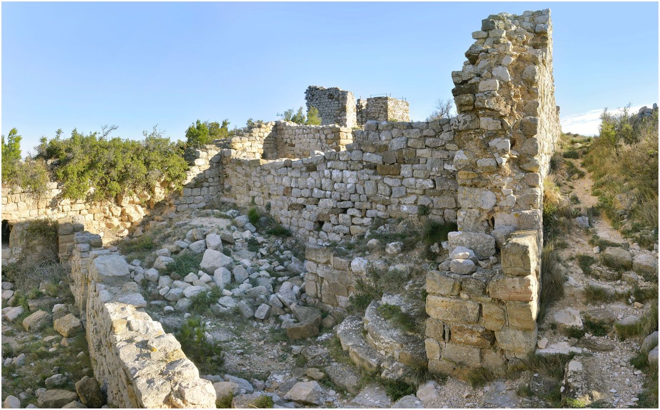 La plateforme du château proprement dit. Vestiges du donjon. Pièce de la citerne.