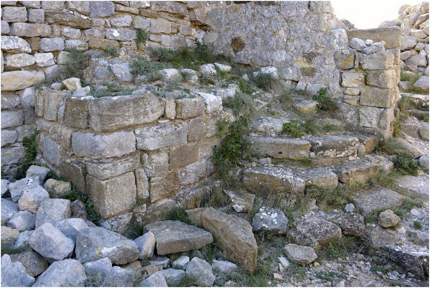 La plateforme du château proprement dit. Vestiges du donjon. Pièce de la citerne.