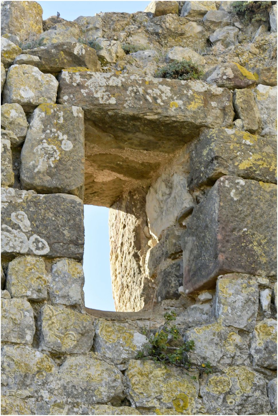 La plateforme du château proprement dit. Vestiges du donjon. Ouverture.