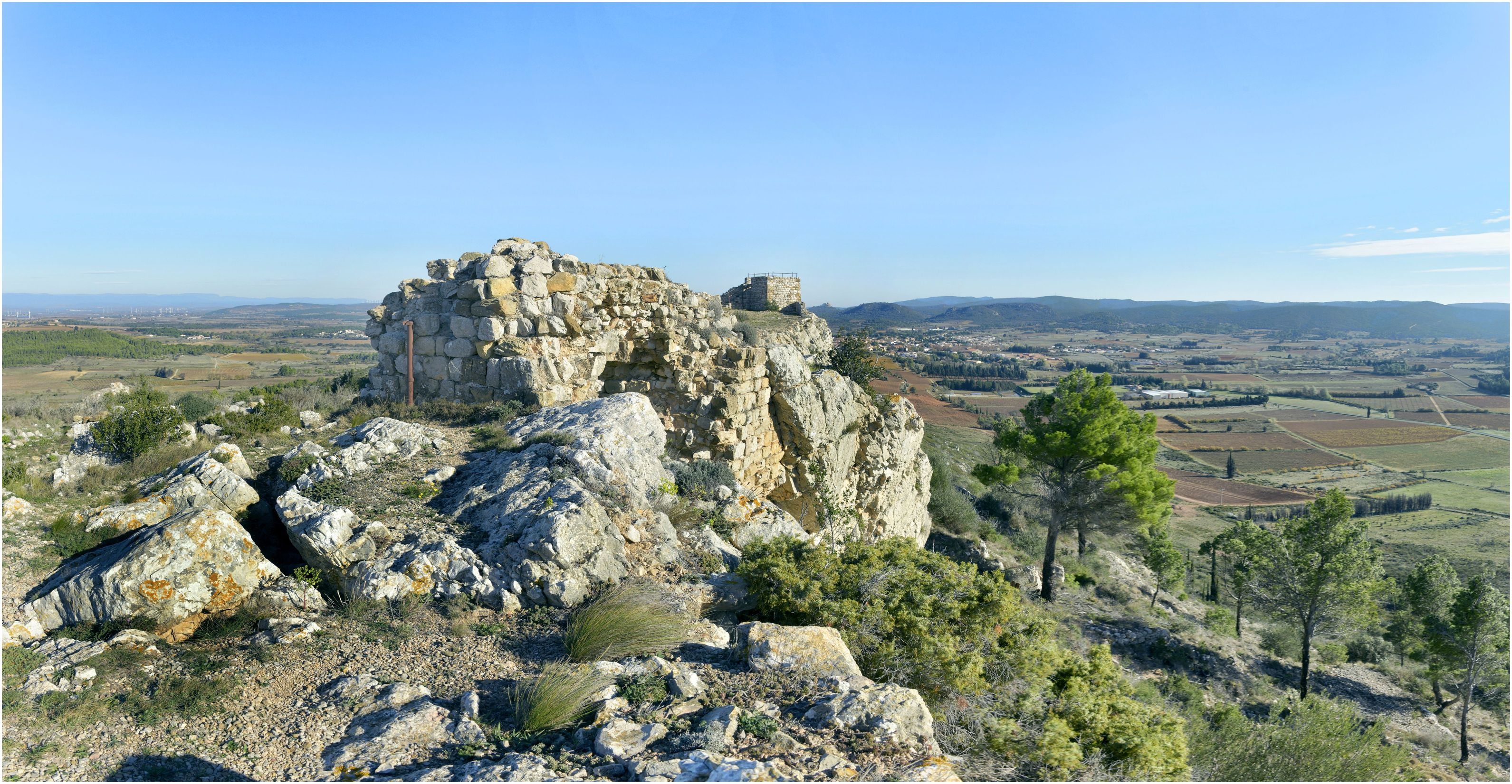 La plateforme du château proprement dit. La grande porte.