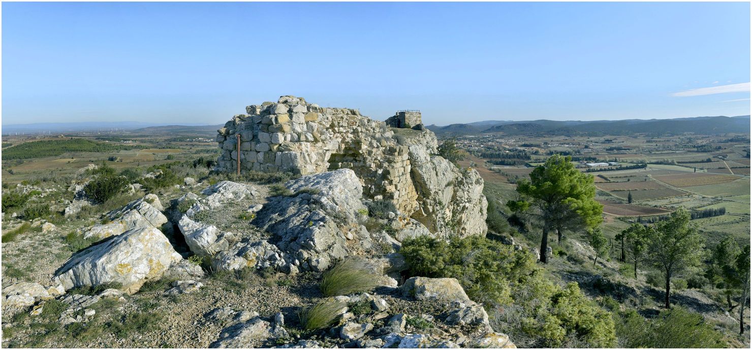 La plateforme du château proprement dit. La grande porte.