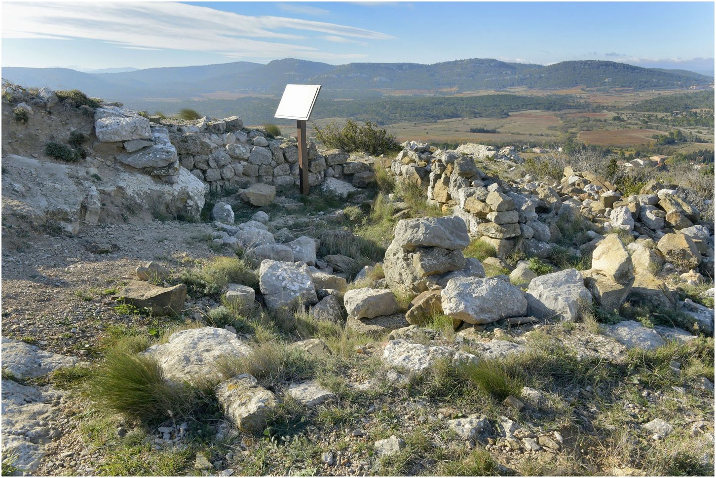 La plateforme du château proprement dit. Vue depuis la grande porte vers le nord.