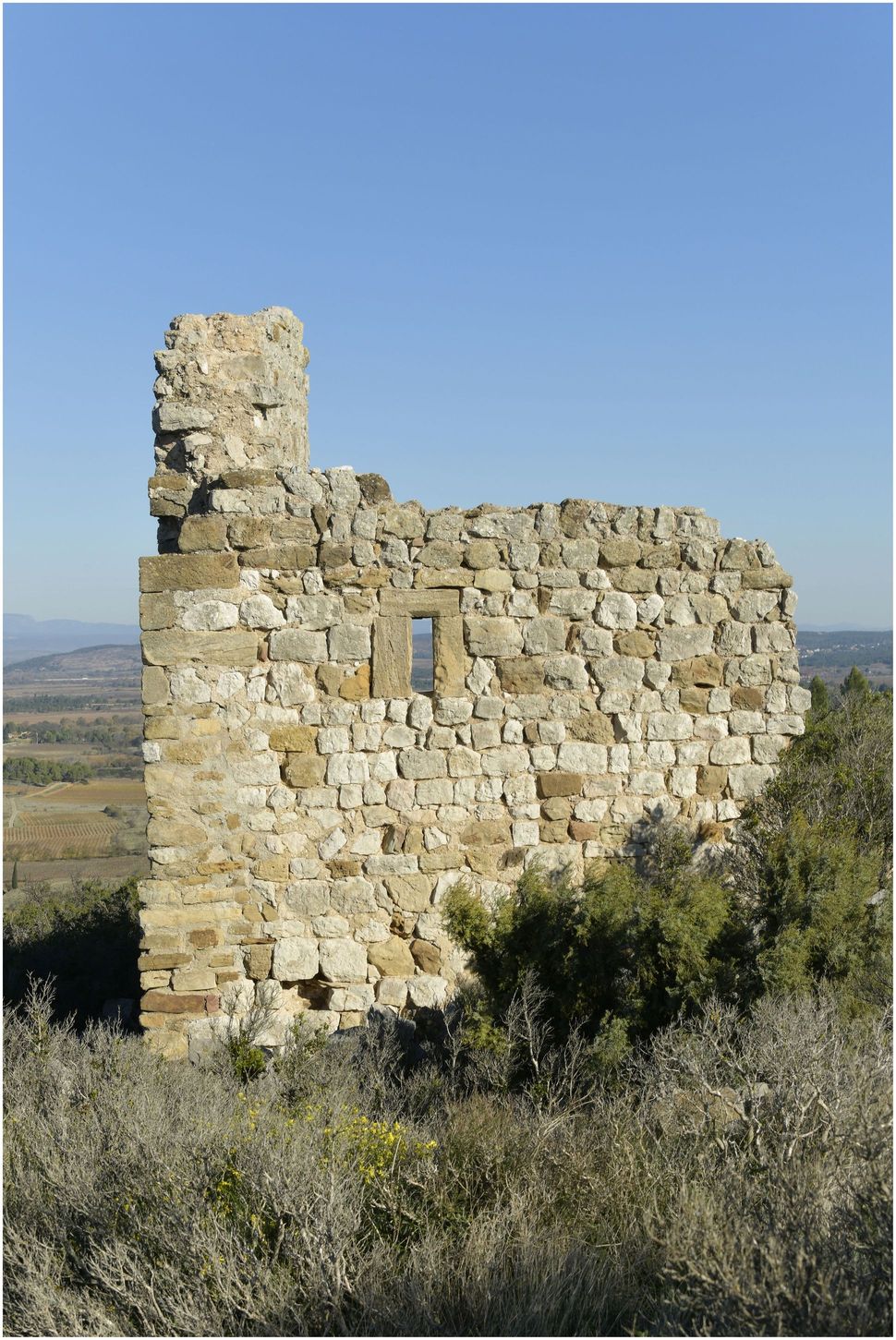 La plateforme du château proprement dit. Vestiges du donjon.