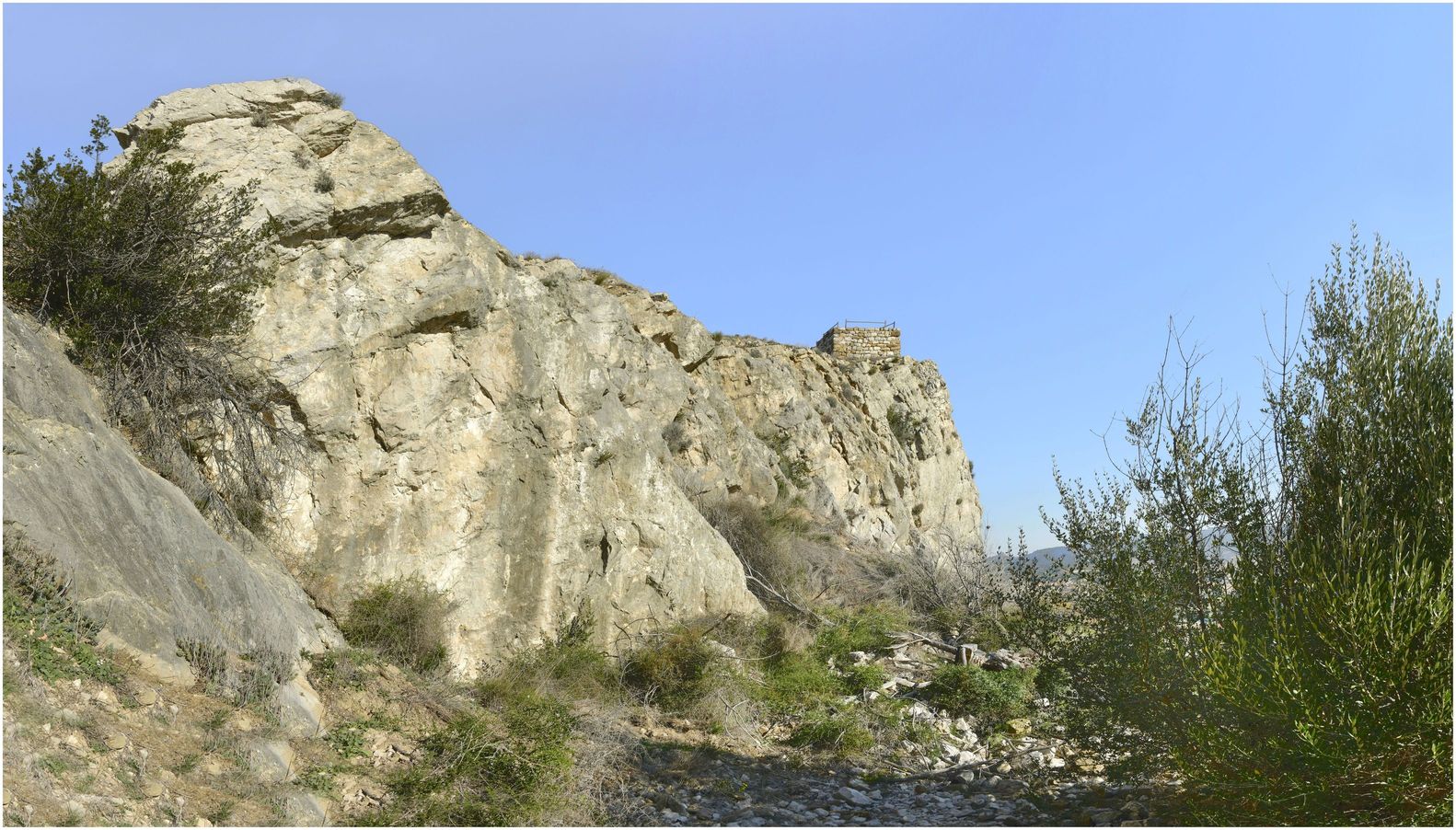 Face sud. Emplacement de la carrière qui a détruit une partie des vestiges.