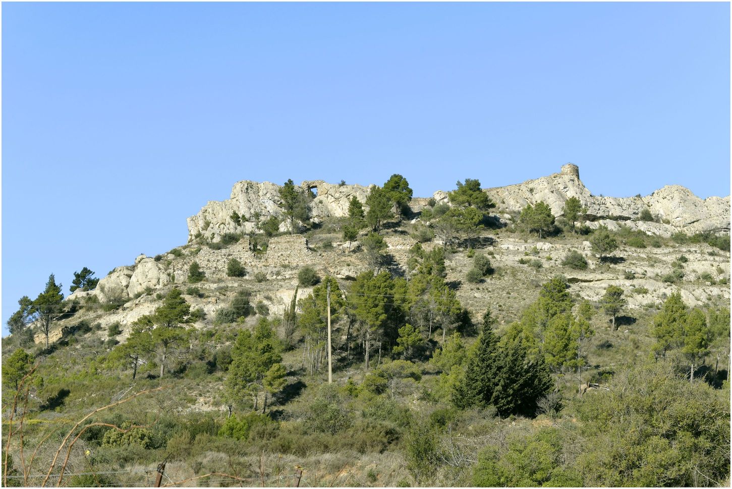 Face sud. L’enceinte sud au pied du promontoire du château.