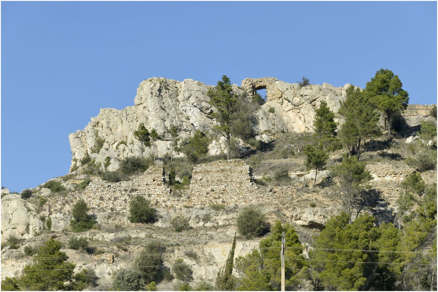 Face sud. L’enceinte sud au pied du promontoire du château.