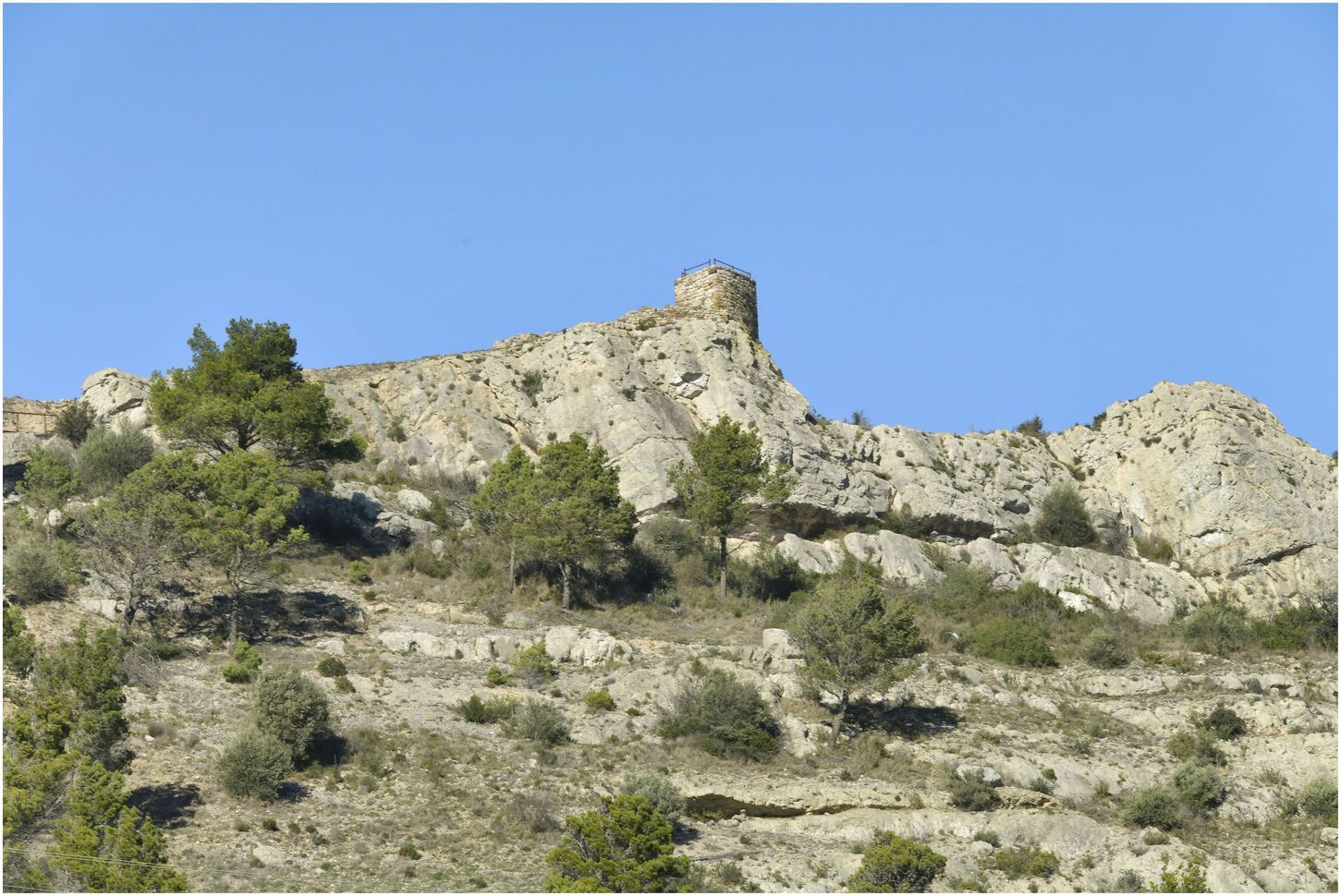 Face sud. L’enceinte sud au pied du promontoire du château.