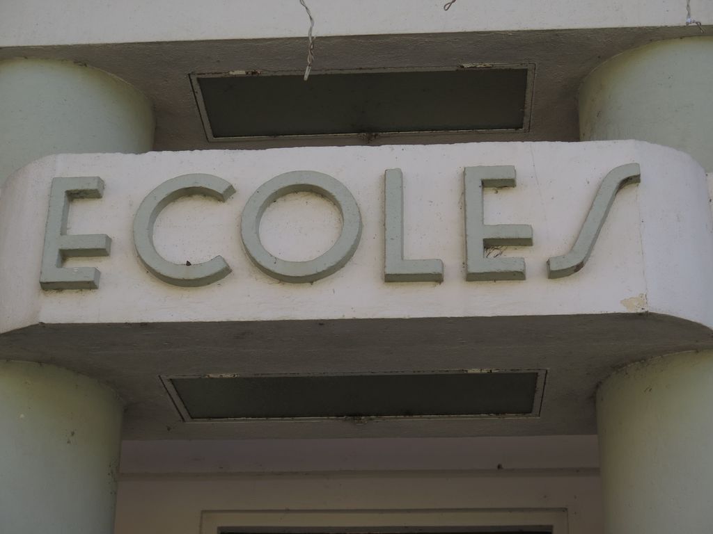 Façade principale. Porche d’entrée. Détail. Eclairage intégré.
