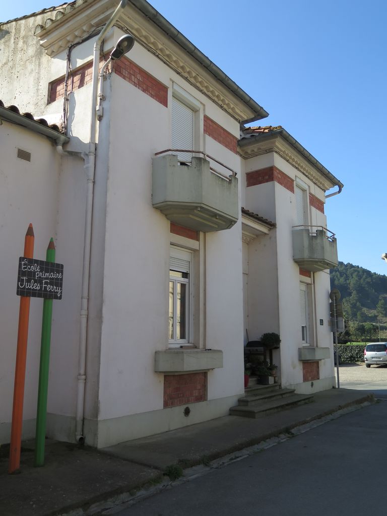 Façade principale. Partie des logements de fonction.