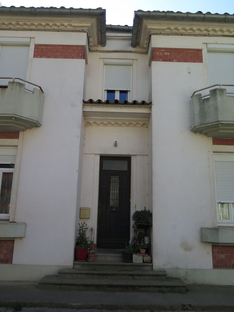 Façade principale. Entrée des logements de fonction.