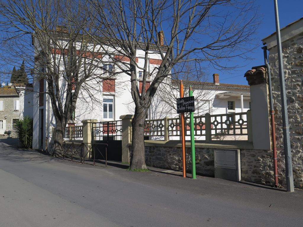 Façade sur la cour de récréation.