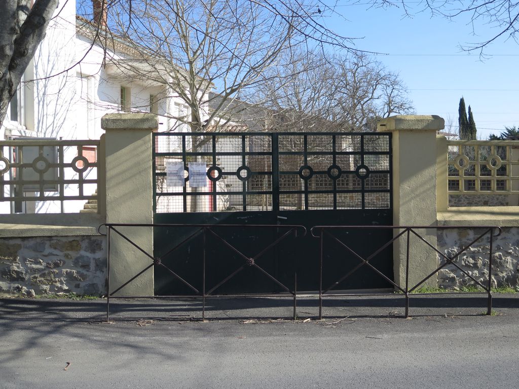 Mur de clôture de la cour de récréation.