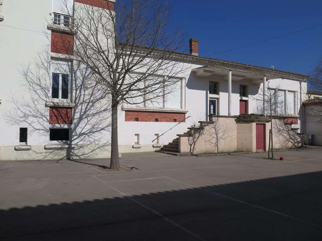 Façade sur la cour de récréation.