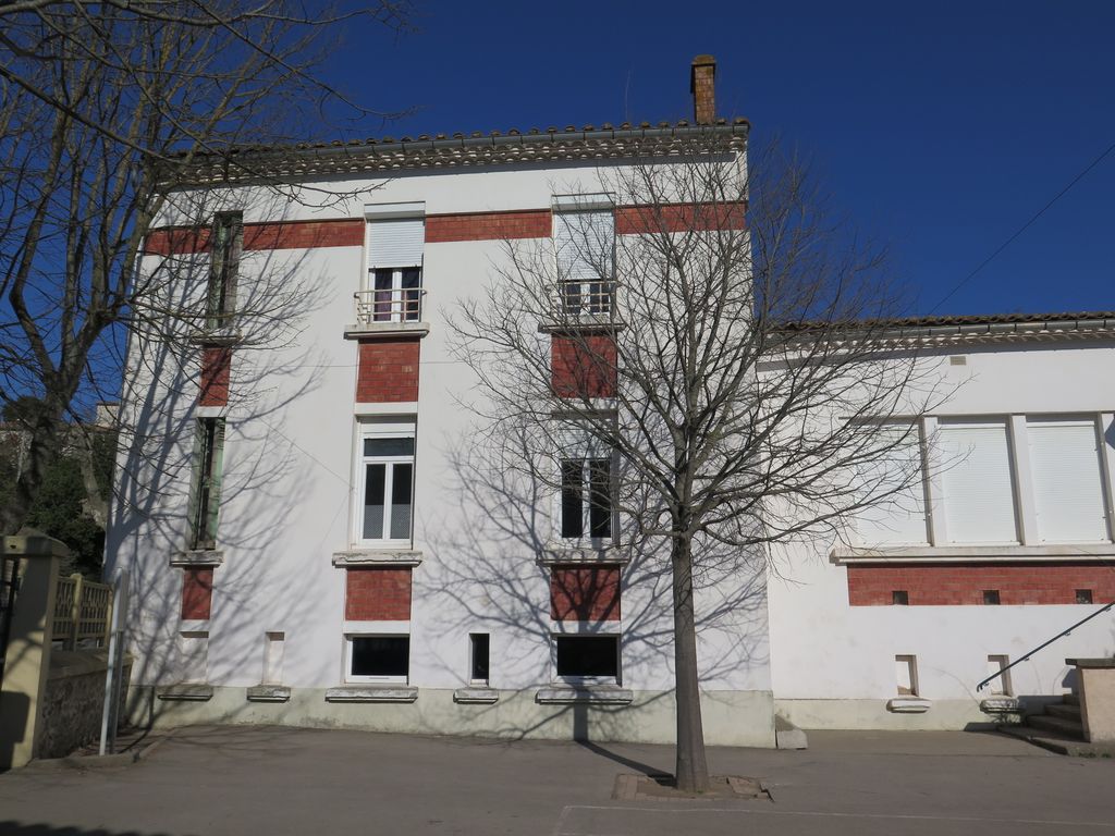 Façade sur la cour de récréation, partie logements de fonction.