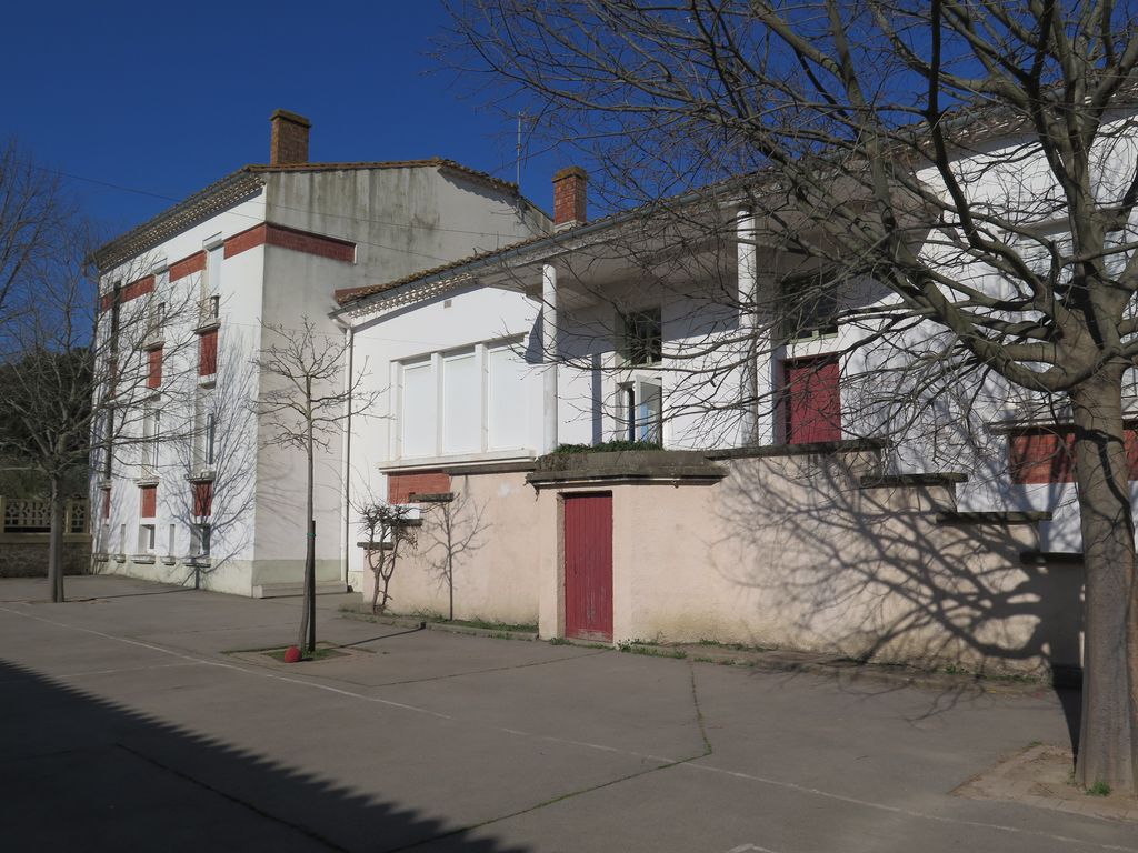 Façade sur la cour de récréation.